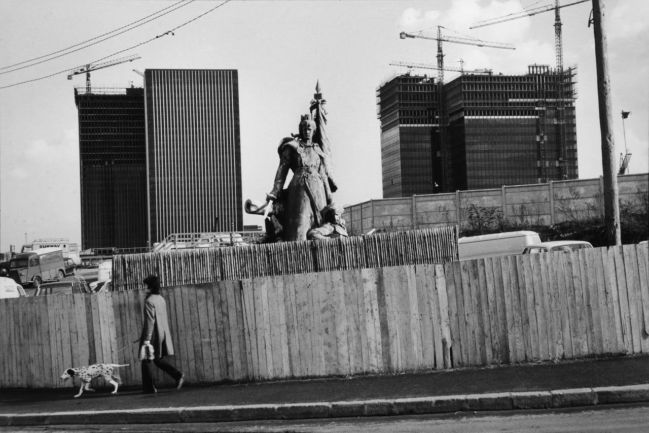 La Defense, Paris, Frankreich, 1972 - Henri Cartier-Bresson (schwarz-weiß)
Signiert und mit dem Blindstempel des Fotografen gestempelt
Silbergelatineabzug, gedruckt 1980er Jahre
11 x 14 Zoll

Henri Cartier-Bresson (1908-2004), der wohl bedeutendste