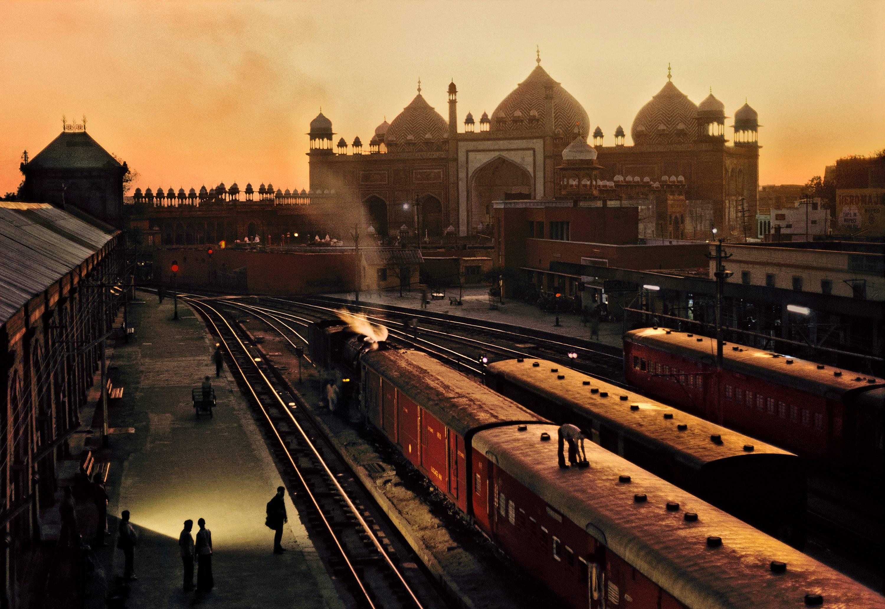 Train Station, Agra, Indien – Steve McCurry (Farbfotografie)
Signiert und nummeriert auf dem Label der Fotografenedition auf der Rückseite
Digitaler C-Typ-Druck, gedruckt 2014
20 x 24 Zoll
Von einer Auflage von 30

Auch in 2 größeren Größen