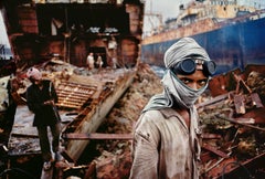 Saldatore in un cantiere navale, Mumbai, India-Steve McCurry (fotografia a colori)