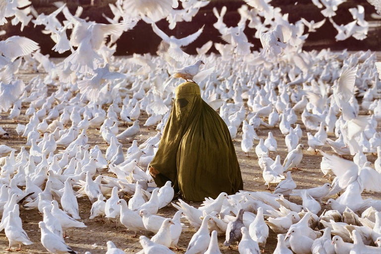 Pigeon Feeding Near Blue Mosque, 1991 - Steve McCurry (Colour Photography)
Signed and numbered on photographer's edition label on reverse 
Digital c-type print
20 x 24 inches 
Edition of 30  

Also available in two larger sizes, please contact the