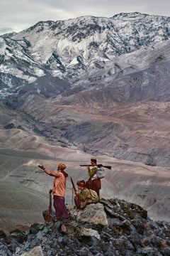 Des moudjahidines se Standent au sommet d'une montagne dans l'Hindu Kush, 1984 - Steve McCurry 