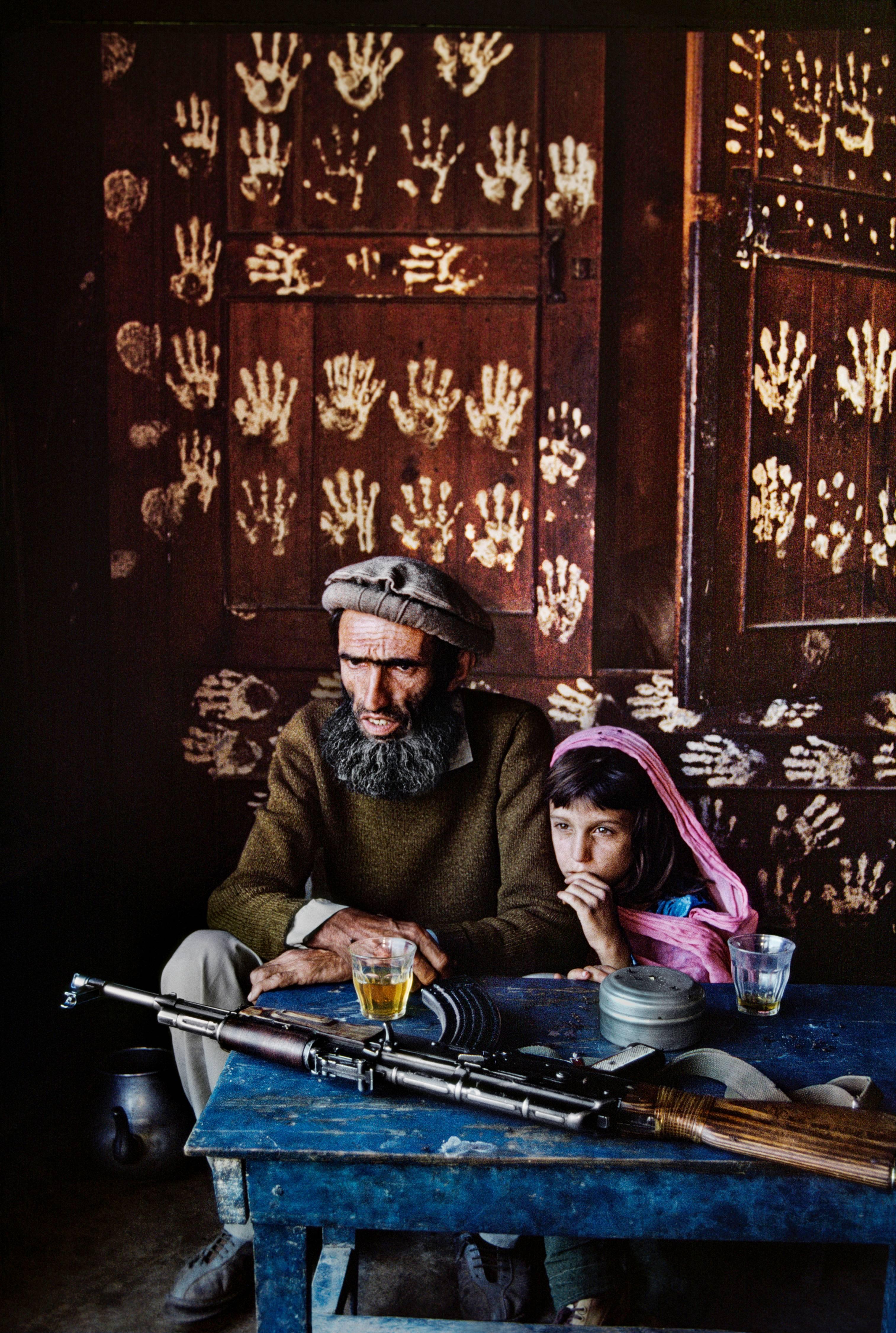 Padre e figlia a casa in Nuristan, 1992 - Steve McCurry 
Firmato e numerato sull'etichetta dell'edizione del fotografo sul retro 
Stampa digitale c-type

20 x 24 pollici 
Edizione di 30 esemplari  

È disponibile anche in un formato più grande; per