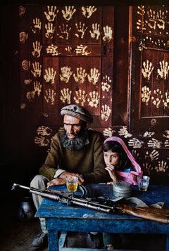 Vintage Father and Daughter at Home in Nuristan, 1992 - Steve McCurry 