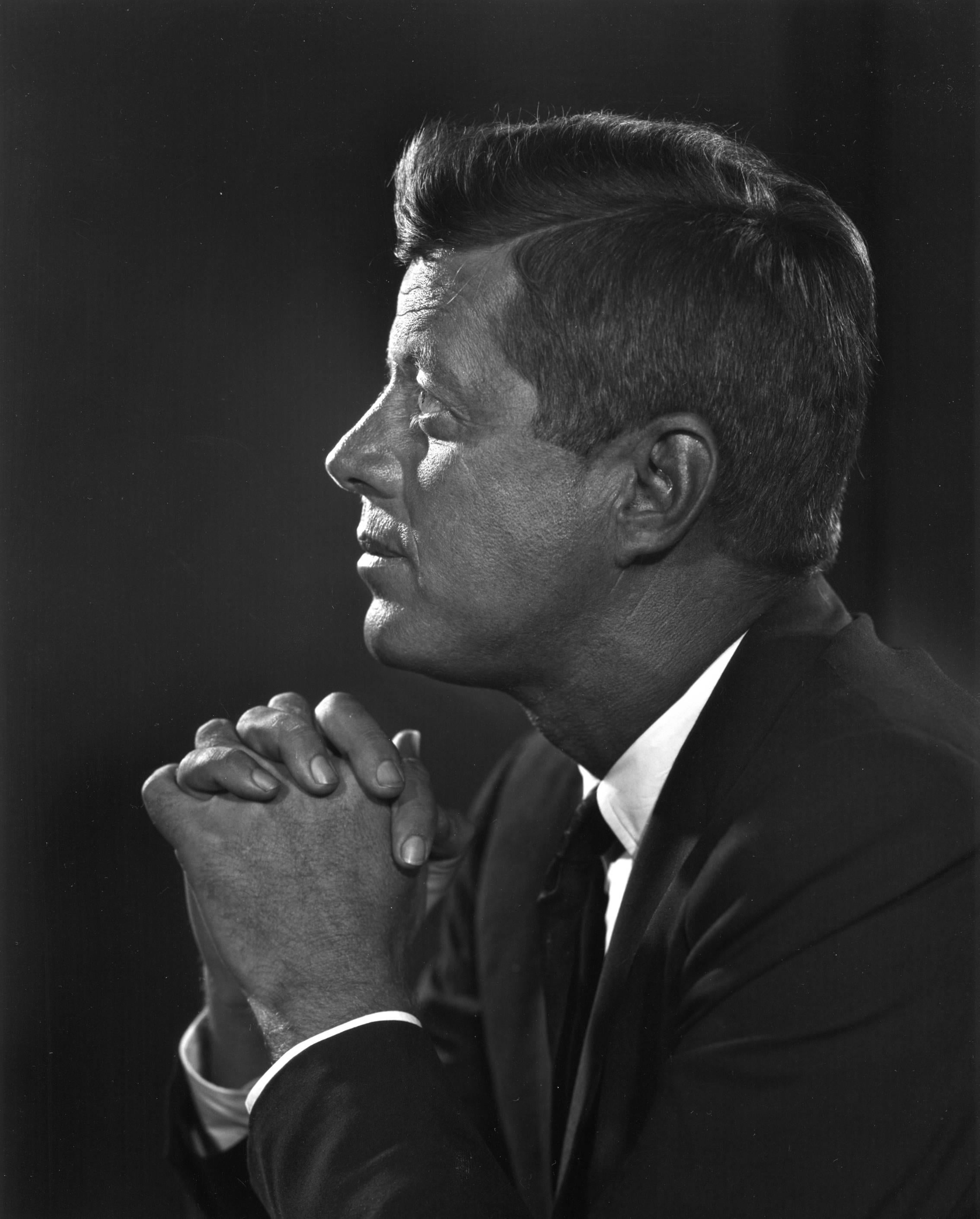 John F. Kennedy, 1960 - Yousuf Karsh (Photographie de portrait)
Signé sur le support
Épreuve à la gélatine argentique montée sur carton, imprimée par l'artiste ou sous sa supervision directe.
13 x 101/4 pouces
Provenance : Succession de Yousuf