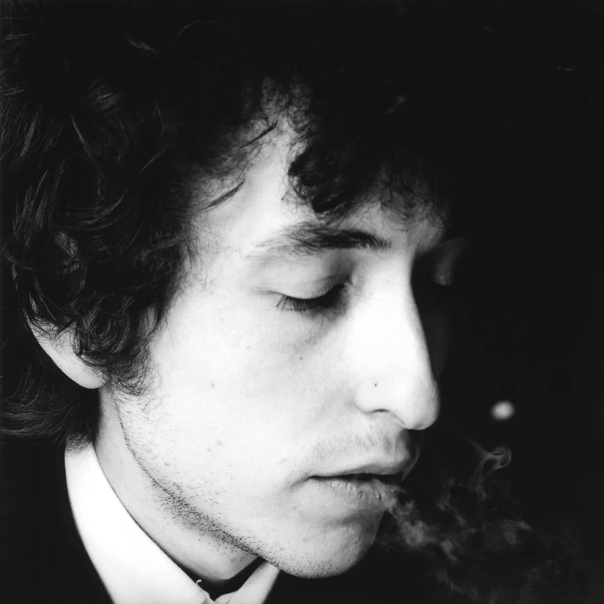 Bob Dylan, Contact 80, 1965 - Jerry Schatzberg (Photographie de portrait)
Signé au dos
Tirage gélatino-argentique
Imprimé sur du papier 20 x 24 pouces
D'une édition de 20 exemplaires

Les portraits de Jerry Schatzberg se caractérisent par leur