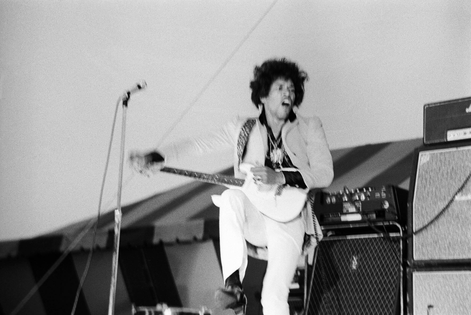 Jimi Hendrix in Concert, 1967 - Jerry Schatzberg (Portrait Photography)