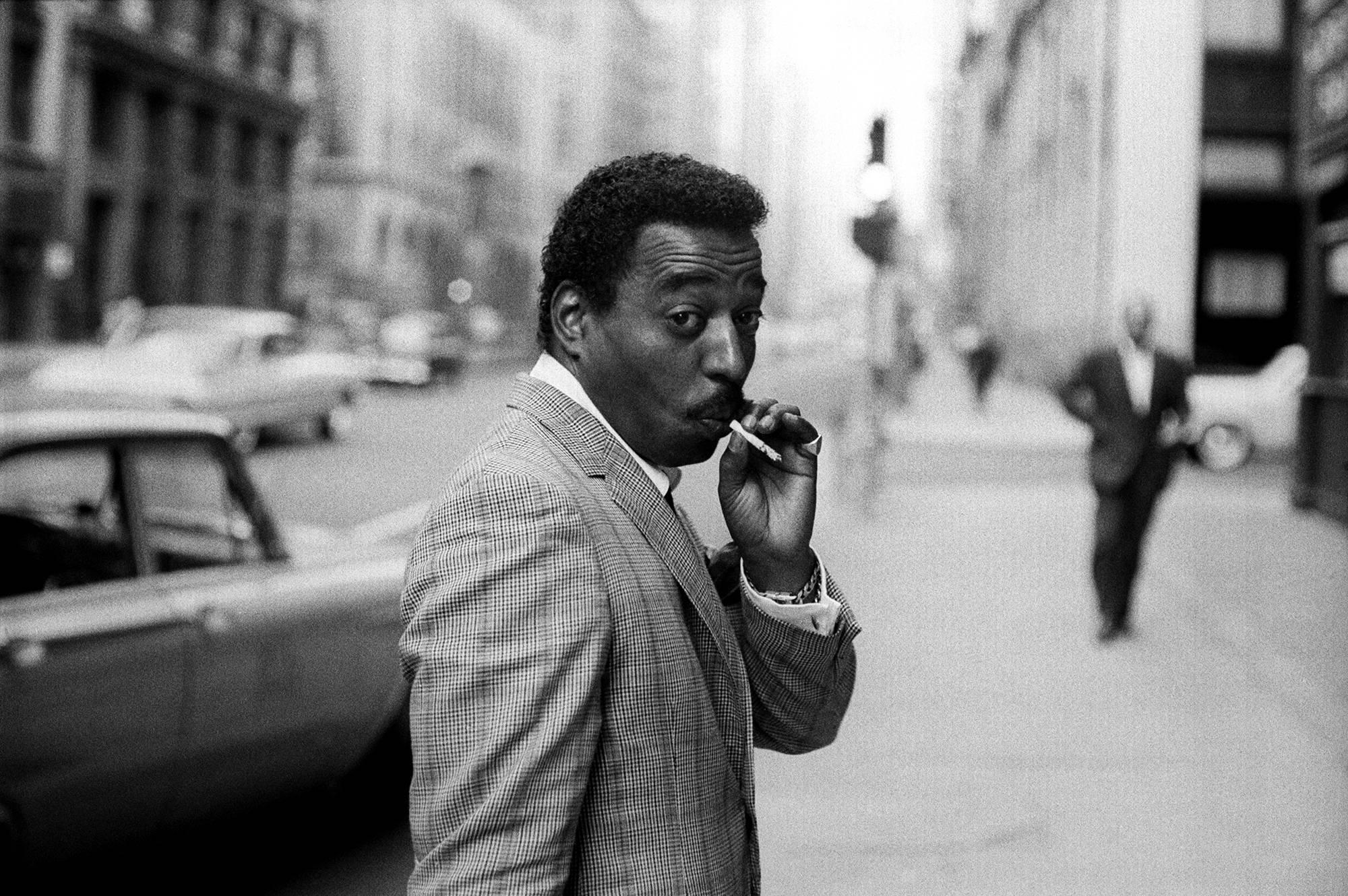 Chico Hamilton in Street:: 1962 - Jerry Schatzberg (Porträtfotografie)
Rückseitig signiert
Silbergelatineabzug
Gedruckt auf Papier im Format 20 x 24 inch
Aus einer Auflage von 20

Jerry Schatzbergs Porträts zeichnen sich durch ihre erzählerische