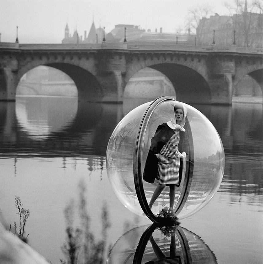 Bouquet Seine, Paris, 1963 - Melvin Sokolsky (Black and White Photography)
Signed On Reverse
Archival Pigment Print
Printed on 20 X 16 inch paper
From an Edition of 25

Melvin Sokolsky (born 1933) is celebrated as an important pioneer of illusory