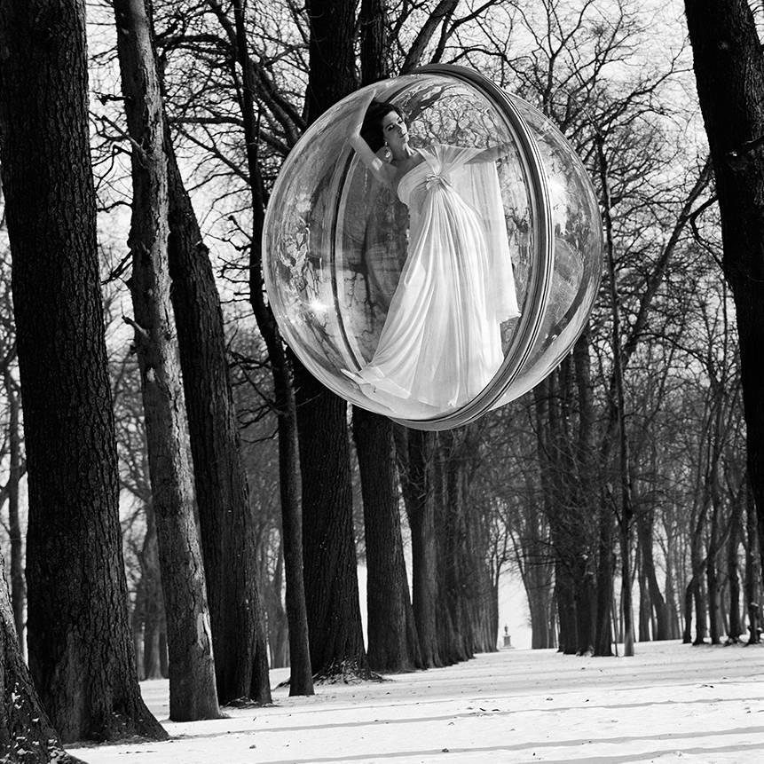 Dans les arbres, Paris, 1963 - Melvin Sokolsky (Photographie en noir et blanc)
Signé au verso
Impression pigmentaire d'art
Imprimé sur du papier de 30 X 30 pouces
D'une édition de 25

Melvin Sokolsky (né en 1933) est célébré comme un important