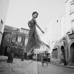 Pensar en el aire, París, 1965 - Melvin Sokolsky (Fotografía en blanco y negro)
