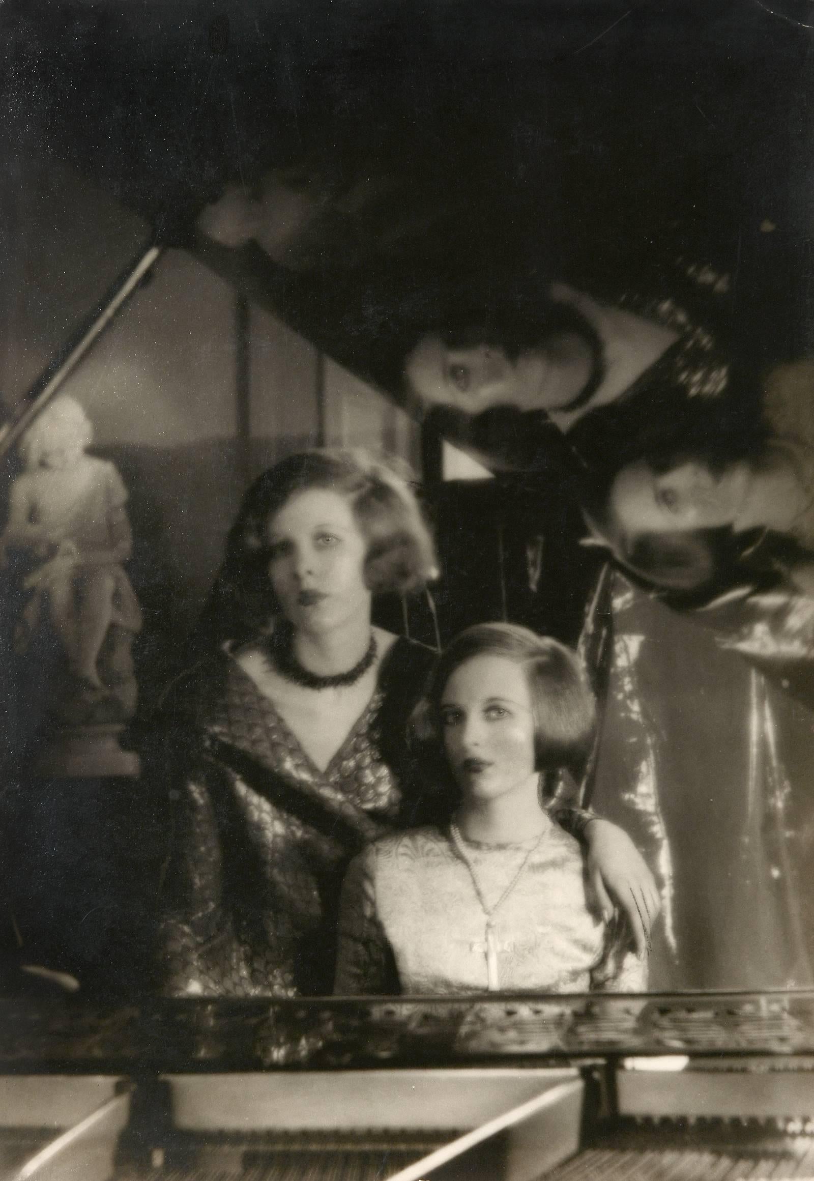 Baba y Nancy Beaton, hacia 1926 - Cecil Beaton (Fotografía de retrato)
Gelatina de plata, impresa hacia 1926, montada sobre tabla
9 1/2 x 7 1/2 pulgadas

Cecil Beaton (1904-1980) tenía un ojo estético brillante, que combinado con su personalidad