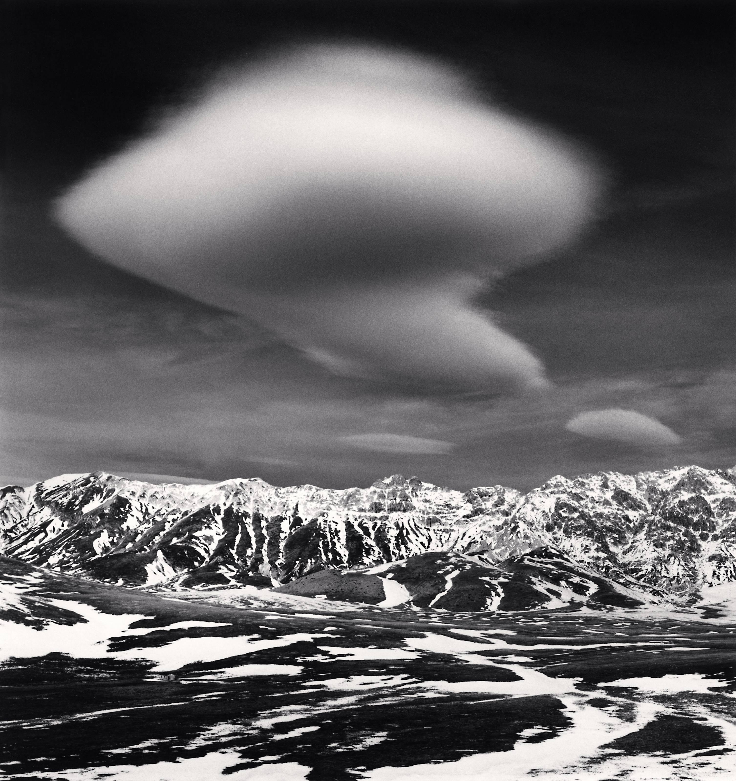 Nuage curieux, Campo Imperatore, Abruzzo, Italie, 2016 - Michael Kenna 
Signé, daté et numéroté sur le support
Signée, datée, portant une inscription sur le titre et le cachet à l'encre du copyright du photographe au verso.
Épreuve à la gélatine