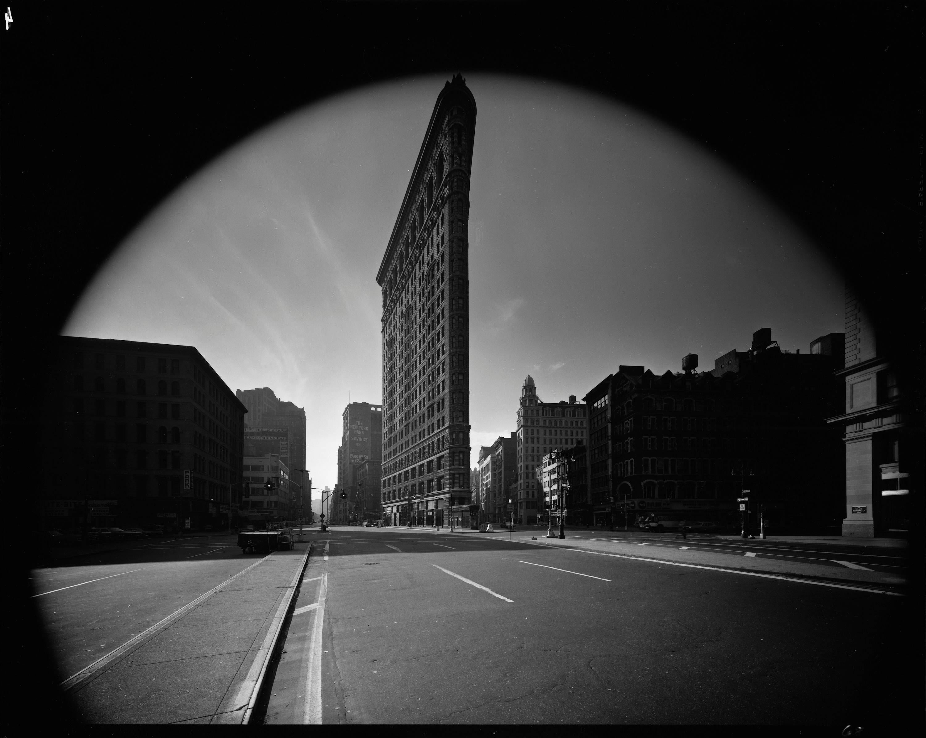 Flatiron Building, New York City, USA, 1969 - Elliott Erwitt (Noir et blanc)
Signé, inscrit avec le titre et daté sur l'étiquette de l'artiste qui l'accompagne
Tirage à la gélatine argentique, imprimé ultérieurement

Disponible en quatre tailles