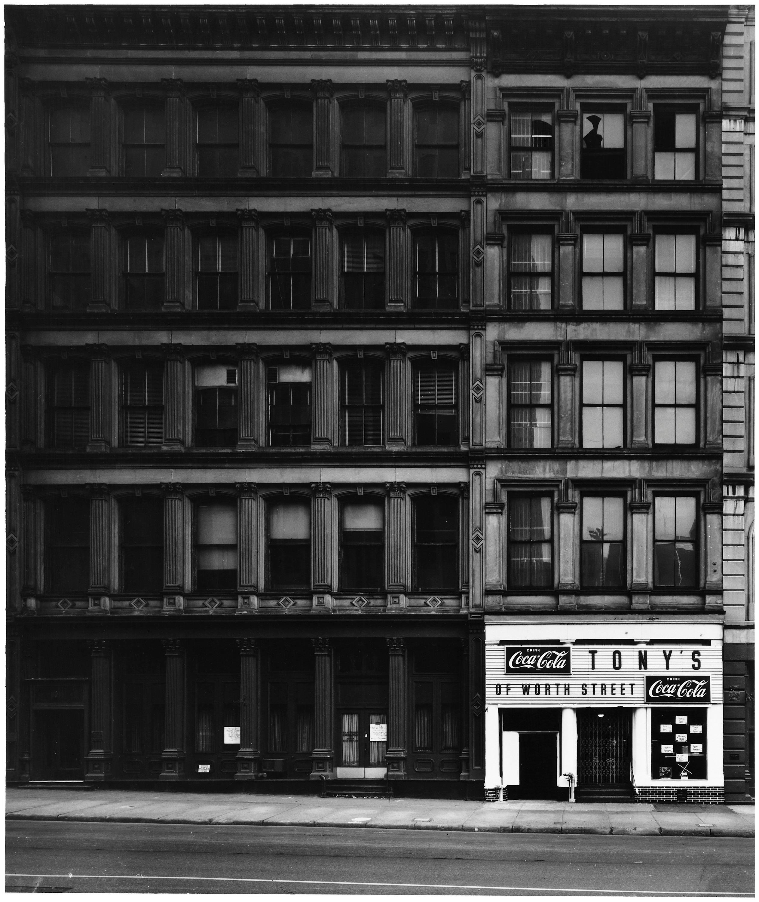 New York City, 1969 - Elliott Erwitt (Photographie de rue en noir et blanc)
Signé, inscrit avec le titre et daté sur l'étiquette de l'artiste qui l'accompagne
Tirage à la gélatine argentique, imprimé ultérieurement

Disponible en quatre tailles :
11