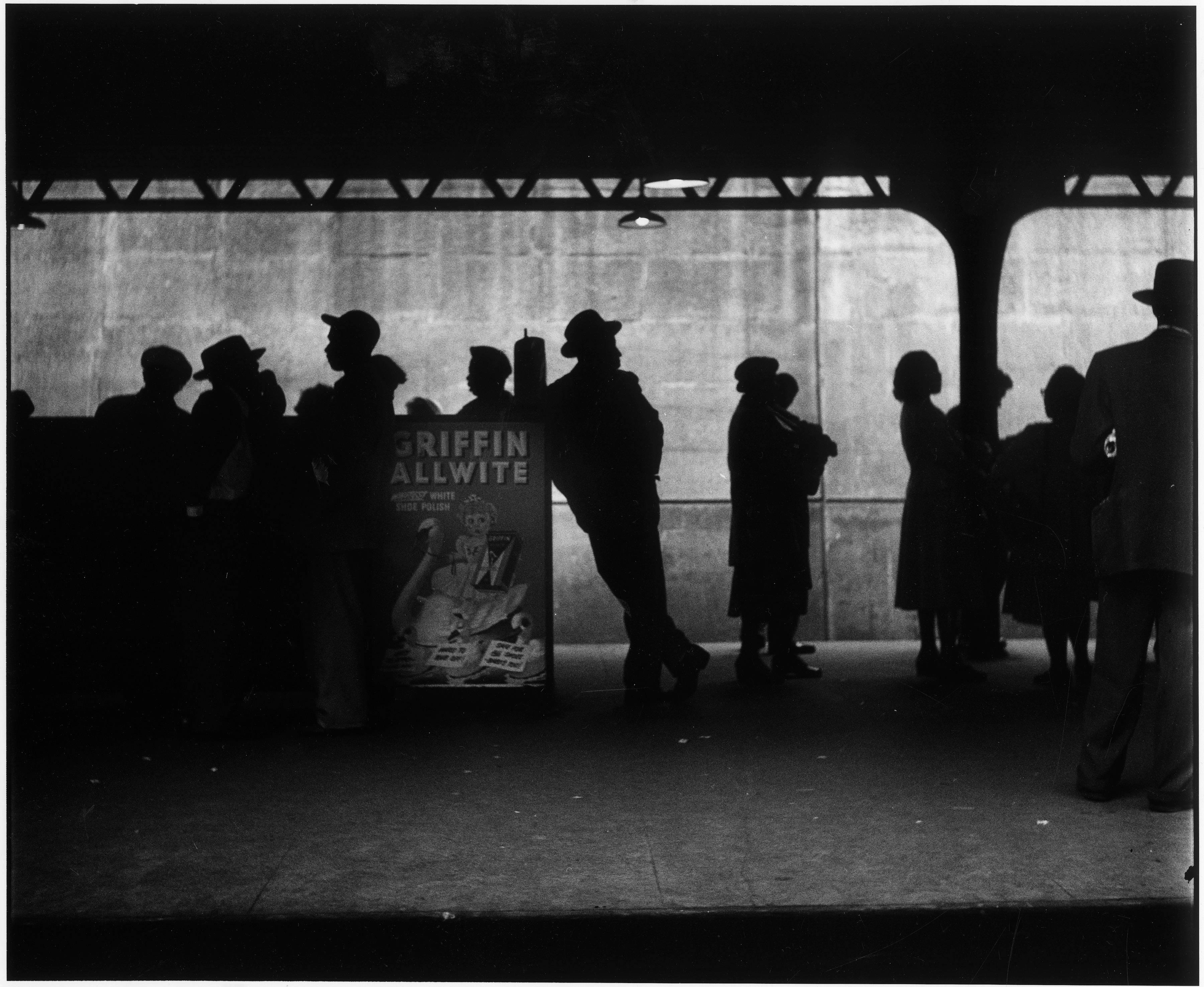New York City, 1948 - Elliott Erwitt (Schwarz-Weiß-Fotografie)
Signiert, betitelt und datiert auf dem beiliegenden Etikett des Künstlers
Silbergelatineabzug, später gedruckt

Erhältlich in vier Größen:
11 x 14 Zoll
16 x 20 Zoll
20 x 24 Zoll
30 x 40