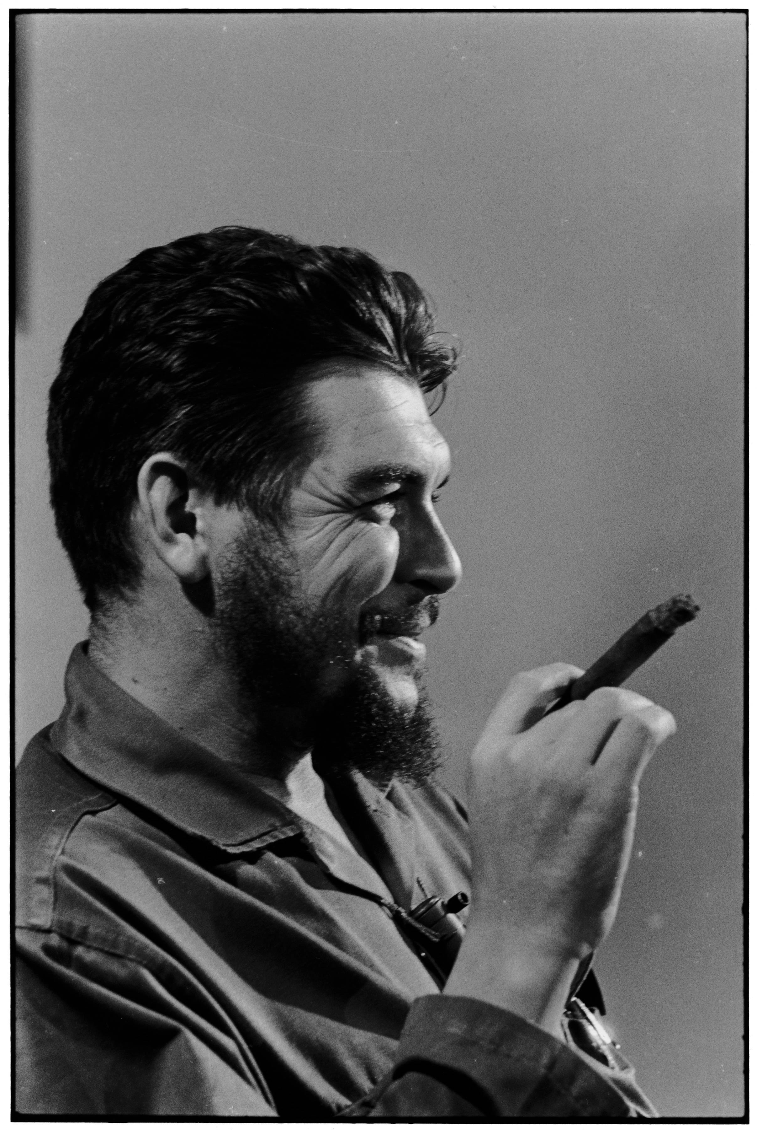 Che Guevara, Havanna, 1964  - Elliott Erwitt (Schwarz-Weiß-Fotografie)
Signiert, betitelt und datiert auf dem beiliegenden Etikett des Künstlers
Silbergelatineabzug, später gedruckt

Erhältlich in vier Größen:
11 x 14 Zoll
16 x 20 Zoll
20 x 24