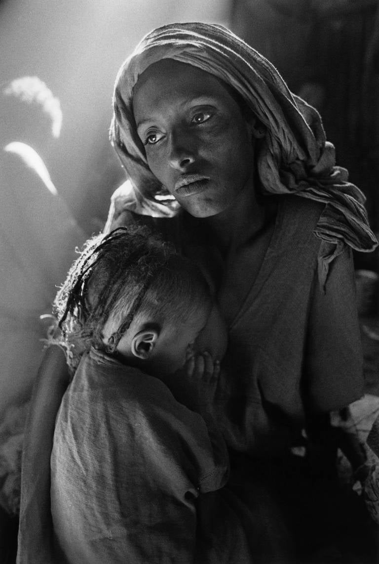 Mutter und Kind im Lager Korem:: Äthiopien:: 1984
Sebastião Salgado
Mit dem Copyright-Blindstempel des Fotografen versehen
Signiert:: rückseitig beschriftet
Silbergelatineabzug
16 x 20 Zoll

Sebastião Salgado (geb. 1944) ist einer der bekanntesten