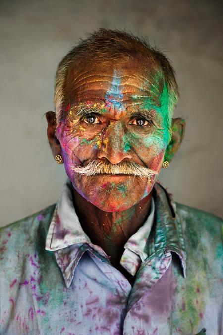 Man Covered in Powder, Rajasthan, Inde, 2009  - Steve McCurry