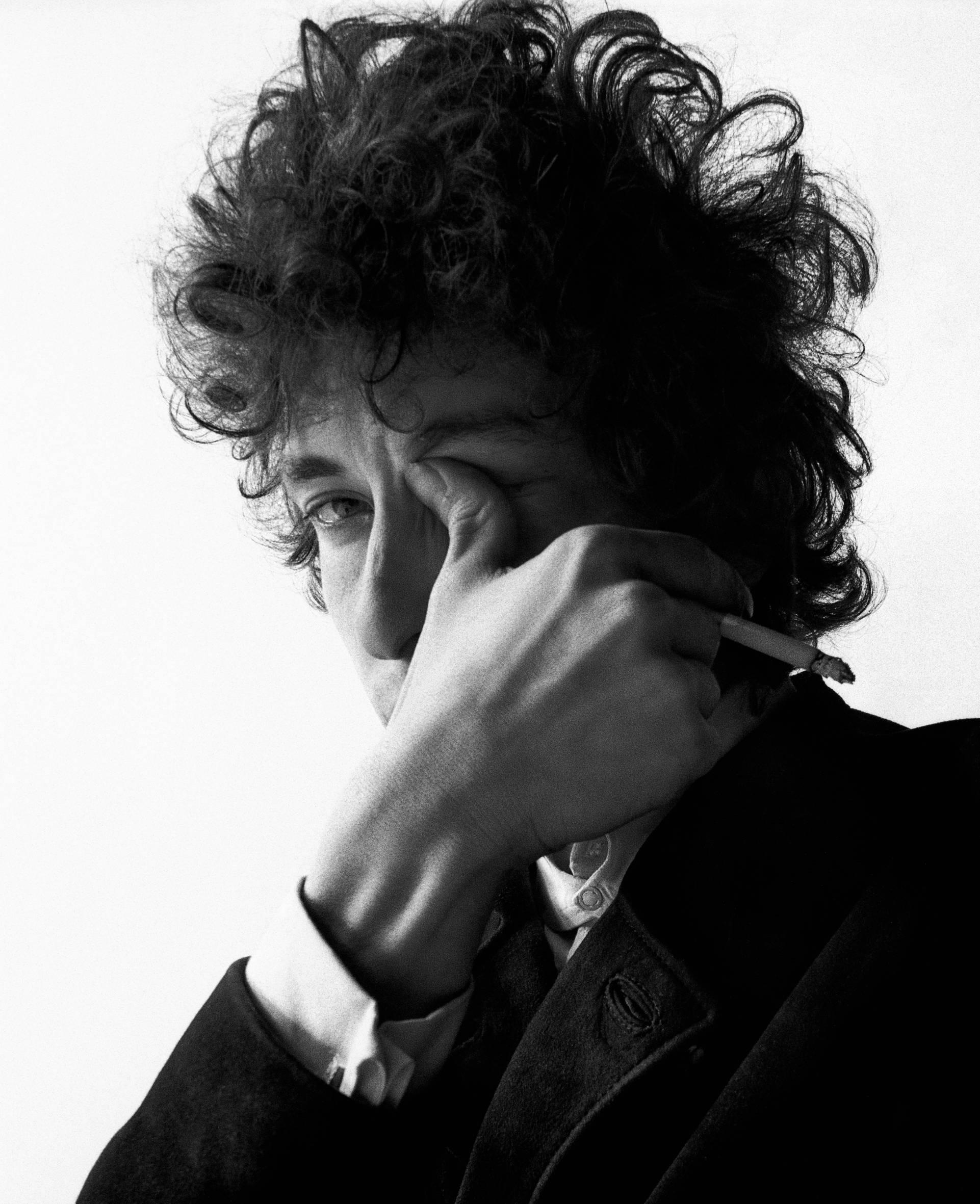 Bob Dylan - Jerry Schatzberg (Porträtfotografie)
Signiert und nummeriert auf der Rückseite
Moderner Silbergelatineabzug
Gedruckt auf 24 x 20 Zoll Papier
Aus einer Auflage von zwanzig

Jerry Schatzbergs Porträts zeichnen sich durch ihre erzählerische