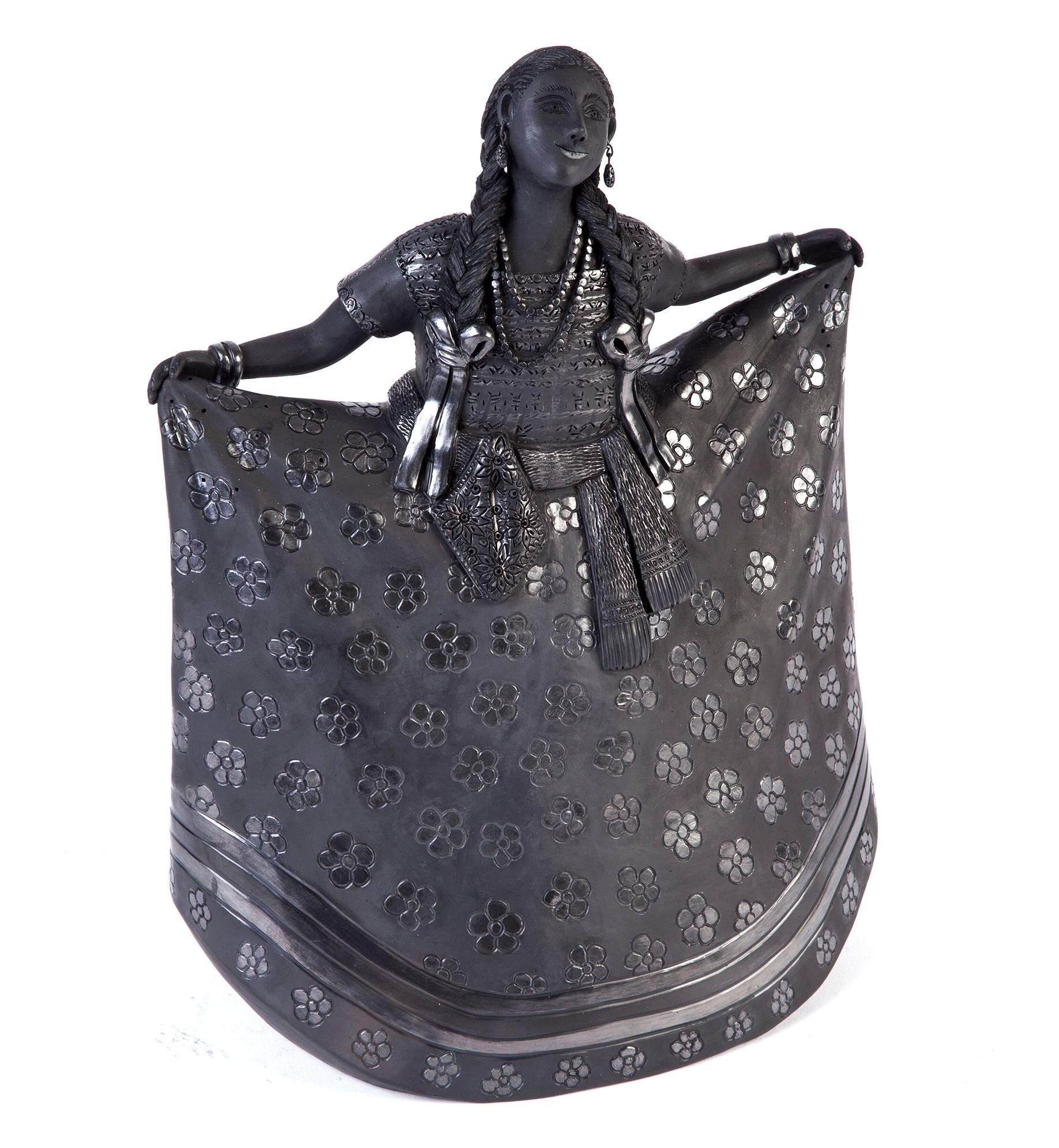 Magdalena Pedro Martinez Figurative Sculpture - 9'' Mujer Huajuapan-Oaxaca / Ceramics Black Clay Mexican Folk Art