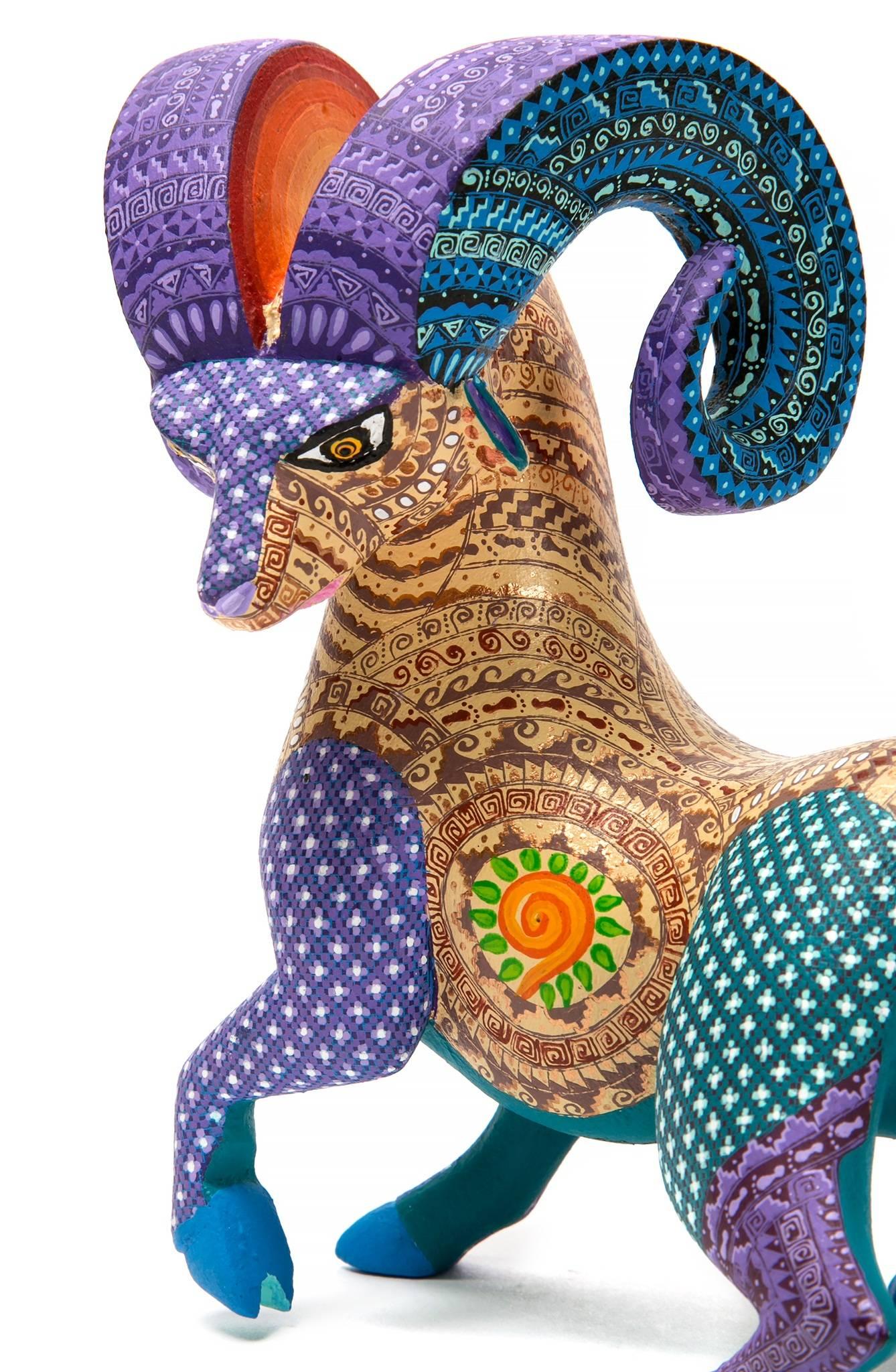 Sculpture d'art populaire mexicain Alebrije en bois sculpté au cimarron Encantado de 15::24 cm - Marron Abstract Sculpture par Taller Manuel Jimenez