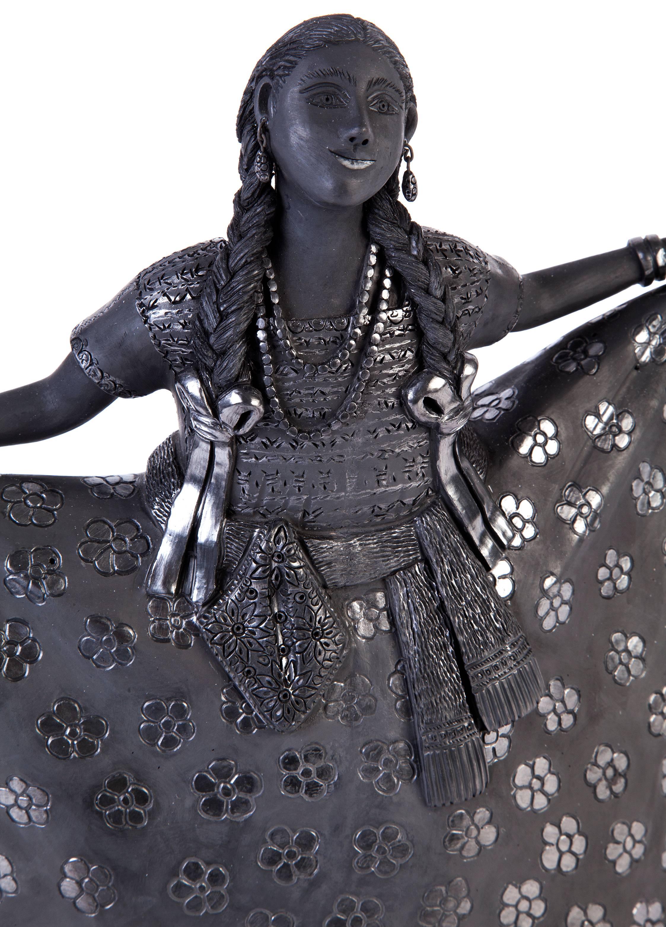 9'' Mujer Huajuapan-Oaxaca / Ceramics Black Clay Mexican Folk Art - Sculpture by Magdalena Pedro Martinez