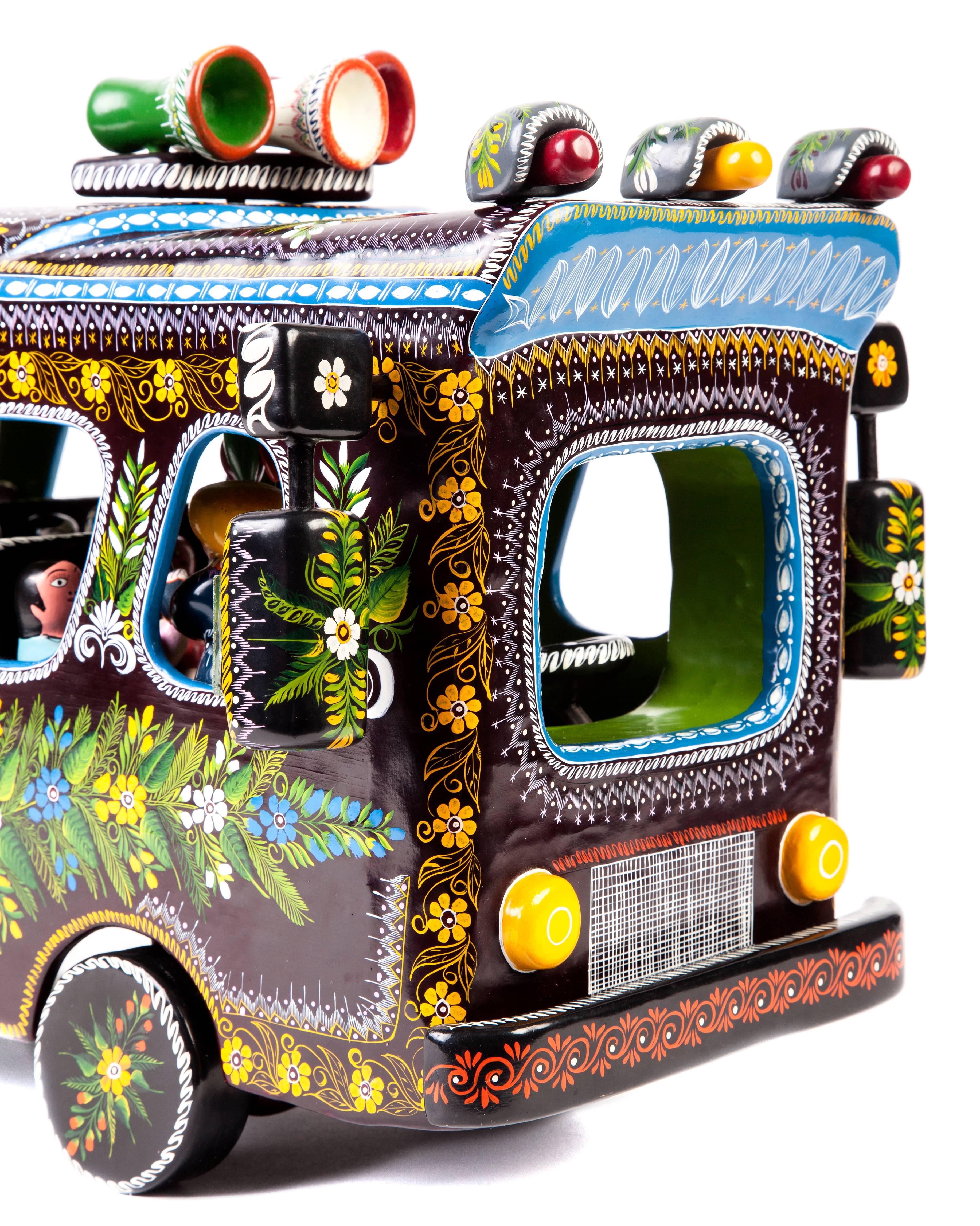 23'' El Autobus / Wood Carved Laquer Mexican Folk Art - Sculpture de Meliton Zeferino Acevedo