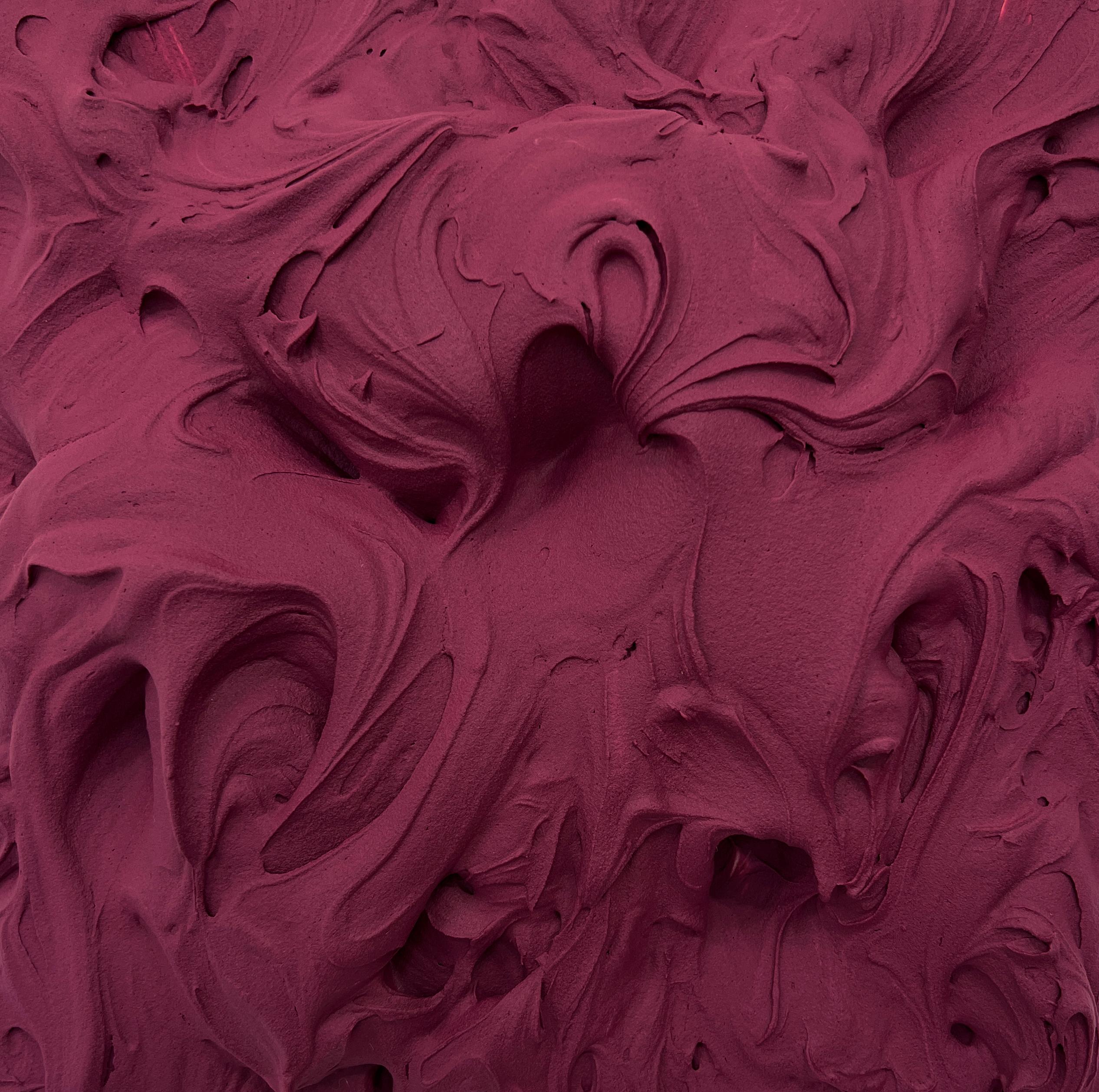 Dark Plum, Persian Rose e Prussian Blue Trio Combo di Chloe Hedden presenta un ricco dialogo cromatico attraverso un'astrazione scultorea. Unite dal formato ma distinte nel tono emotivo, ogni opera incarna i principi fondamentali dell'Eccessivismo: