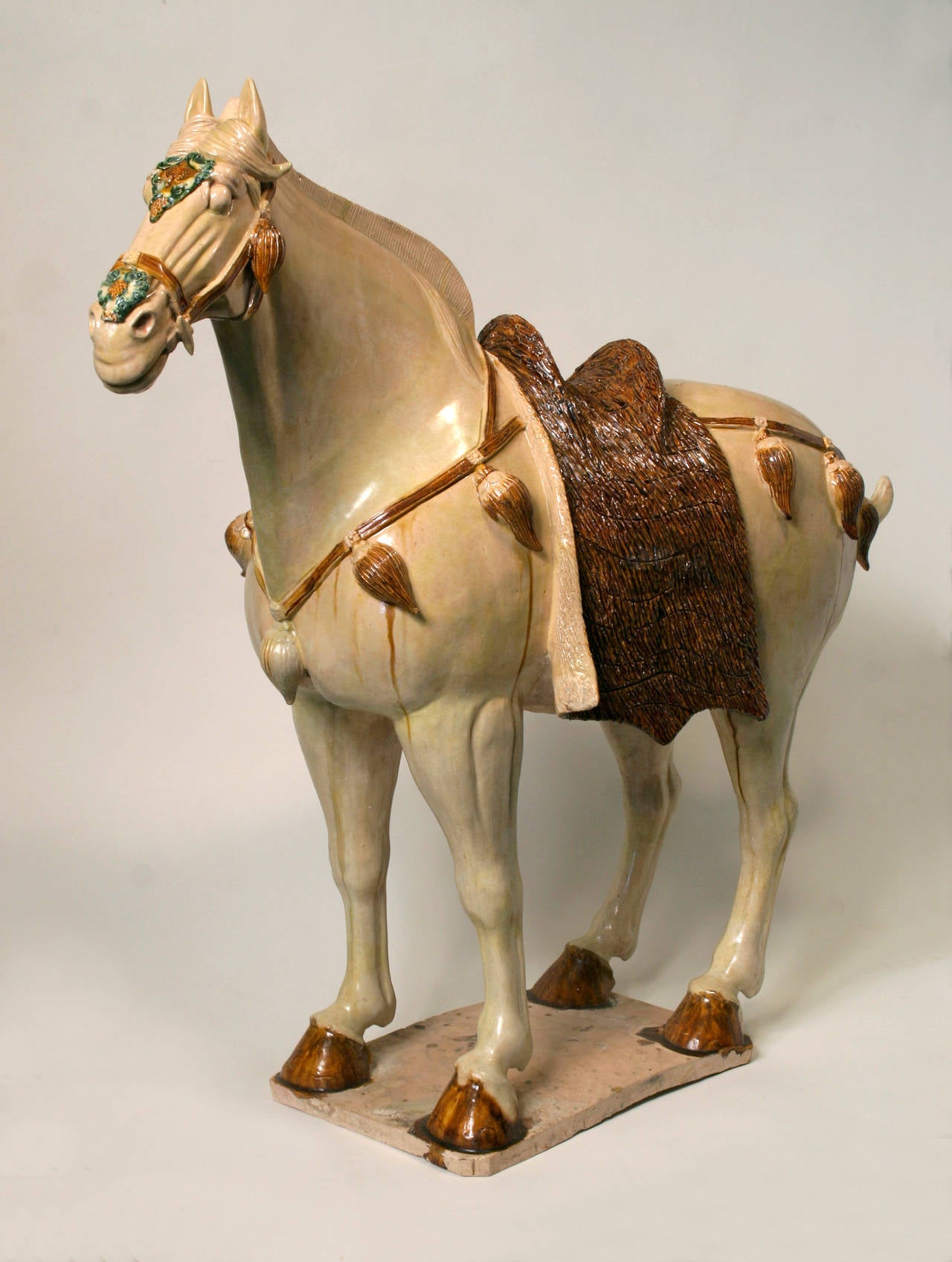 Unknown Figurative Sculpture – Sancai-glasiertes Pferd mit geschliffener Pelzdecke