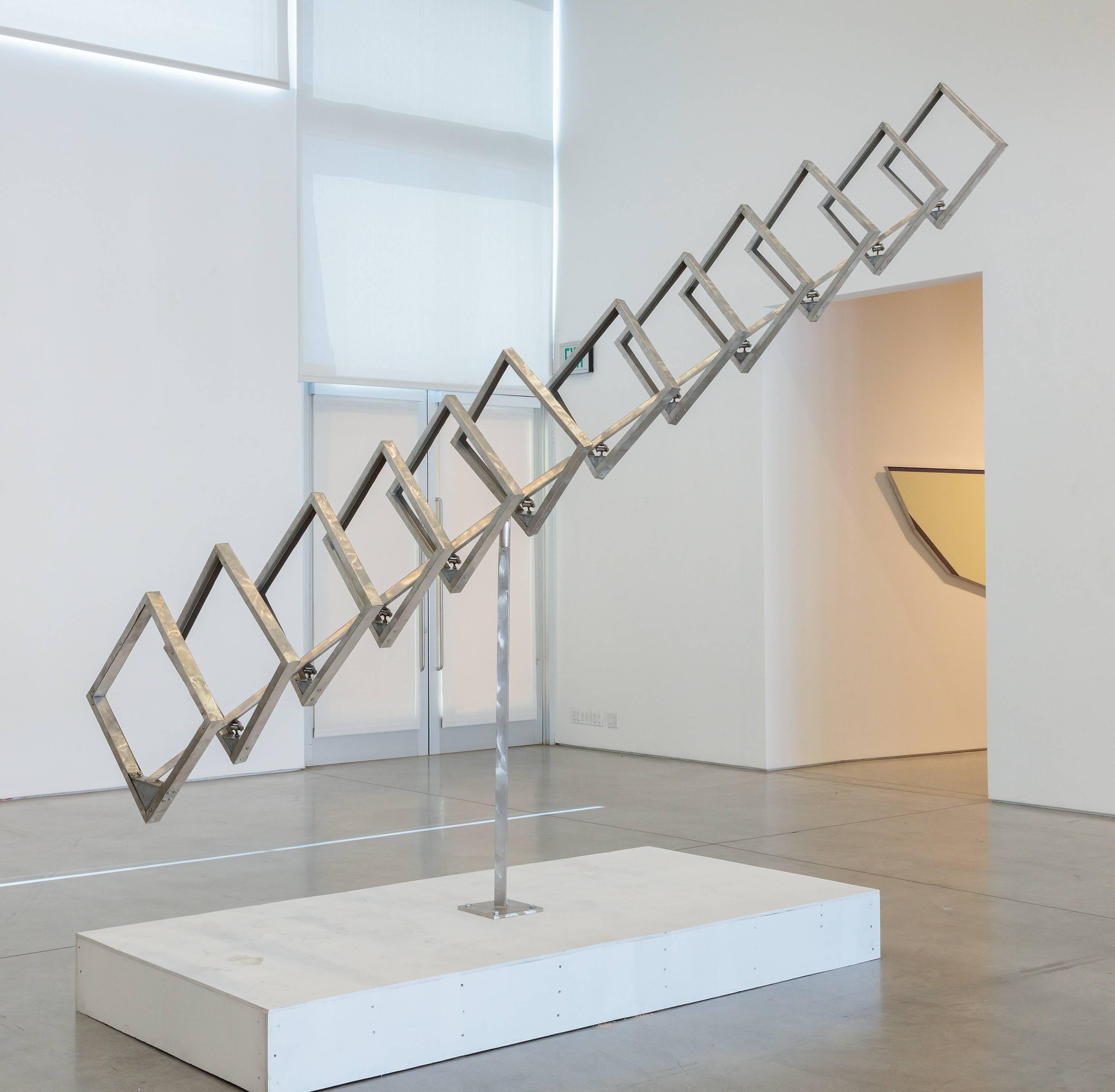 Une sculpture cinétique en acier inoxydable de George Rickey. Édition 2/3. Signé au centre de la base:: 