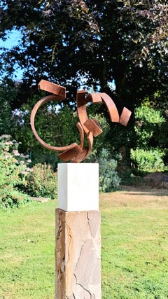 "Entfaltung" di Kuno Vollet - Scultura contemporanea astratta in acciaio rosso di forma circolare