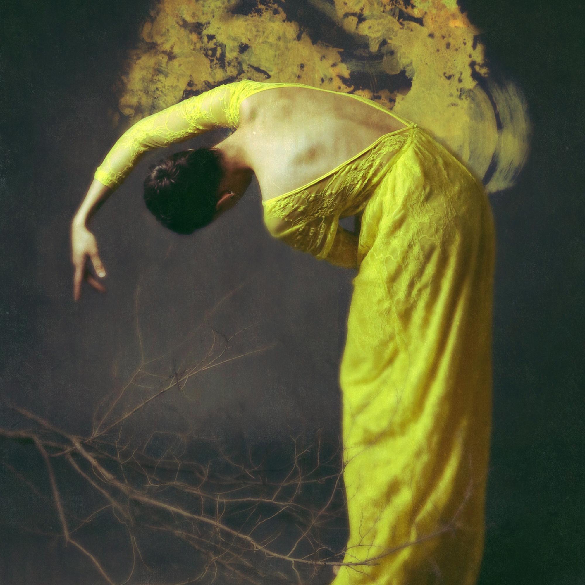 Zeitgenössisches Diasec-Porträt einer Frau aus desolatem Bernstein, figurative Fotografie  (Fotorealismus), Photograph, von Josephine Cardin