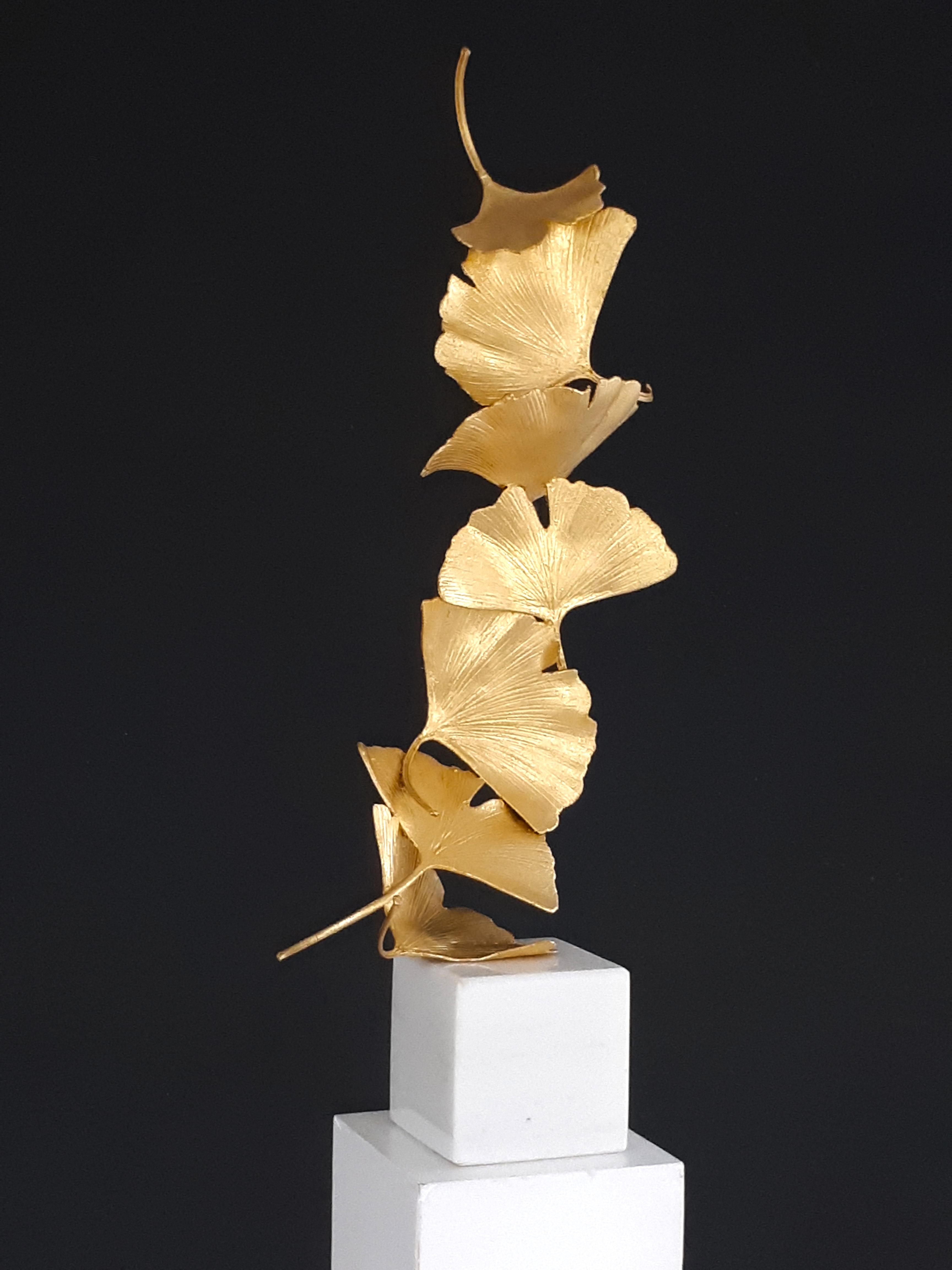 Kuno Vollet Abstract Sculpture – 7 goldene Gingko-Blätter – Goldskulptur aus gegossenem Messing auf weißem Marmorsockel