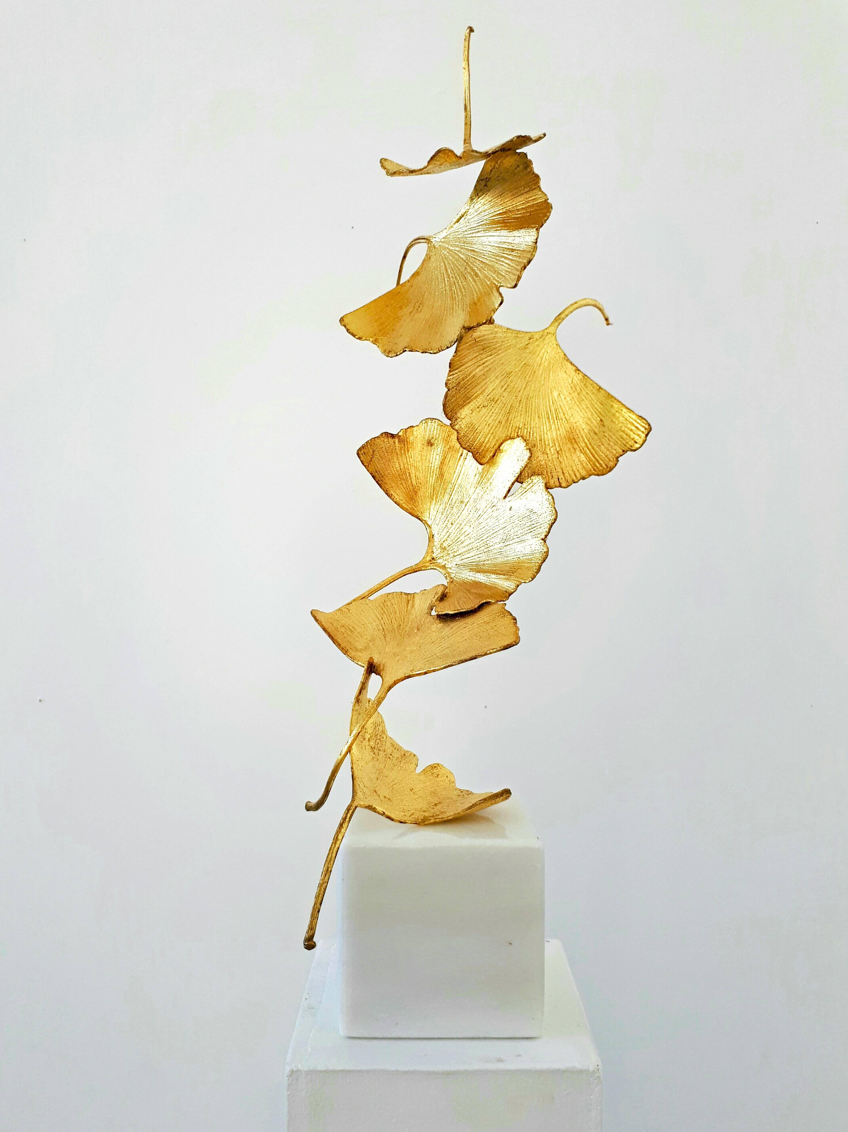 7 goldene Gingko-Blätter – Goldskulptur aus gegossenem Messing auf weißem Marmorsockel – Sculpture von Kuno Vollet