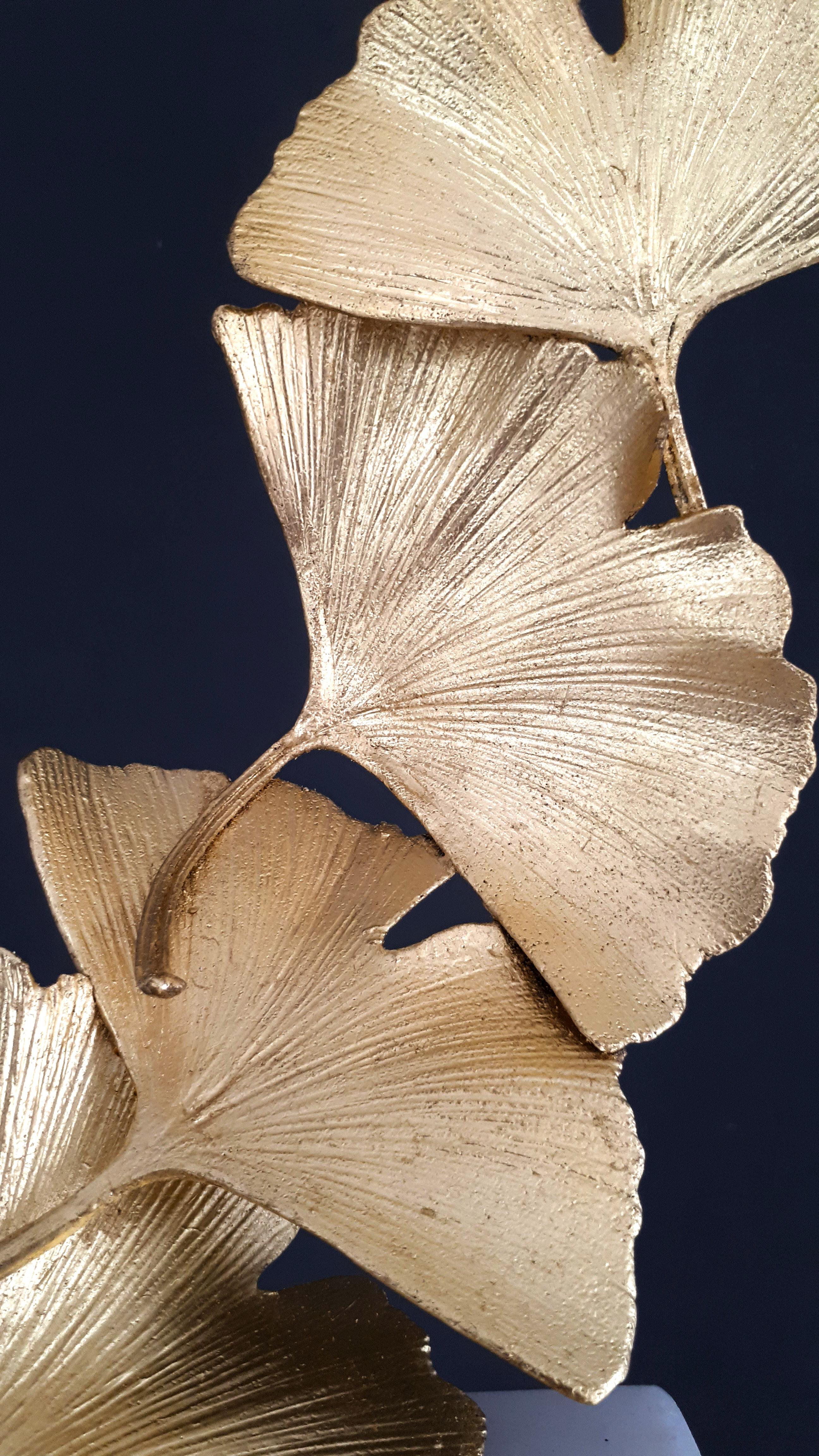 7 goldene Gingko-Blätter – Goldskulptur aus gegossenem Messing auf weißem Marmorsockel (Zeitgenössisch), Sculpture, von Kuno Vollet