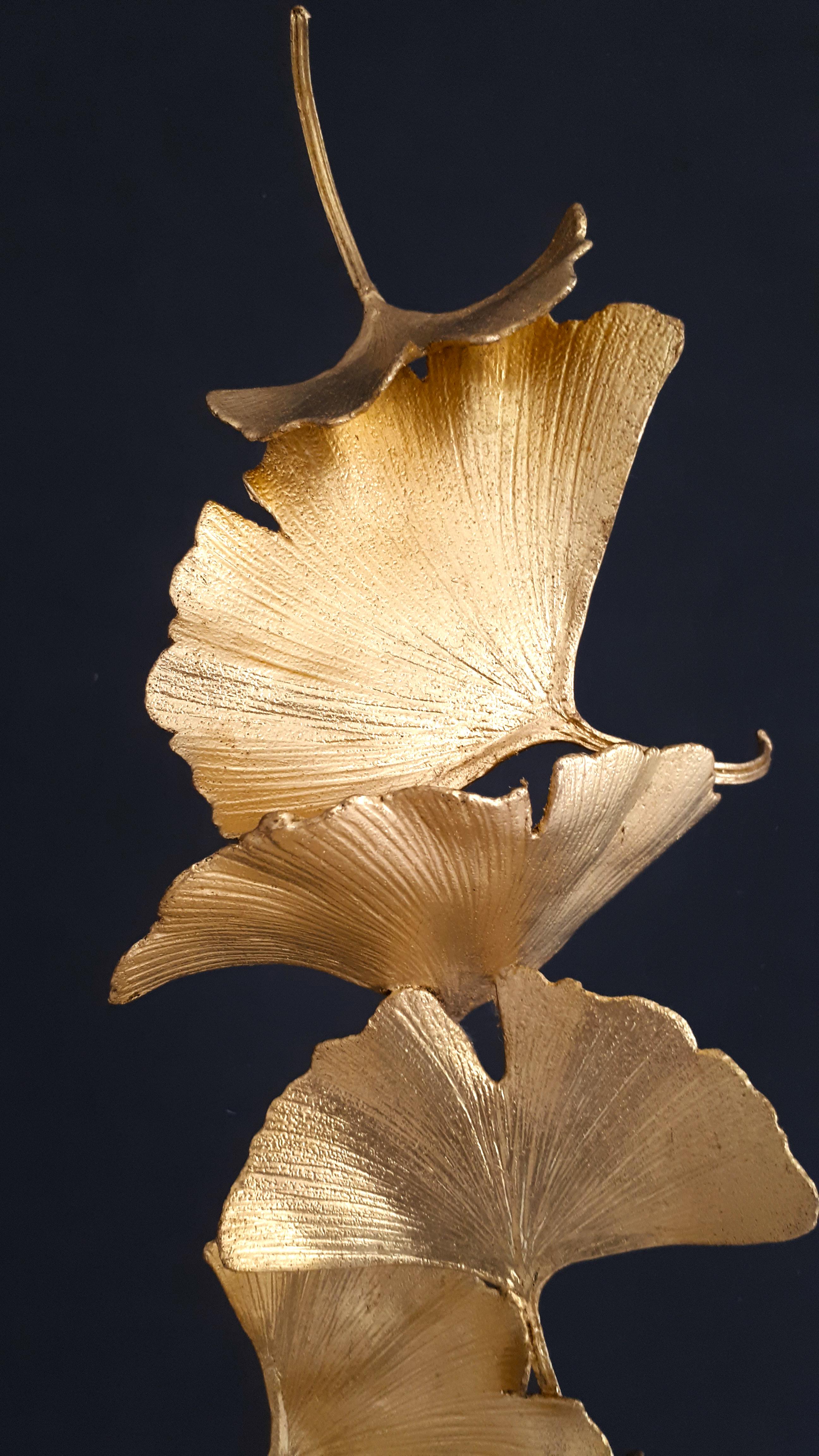 7 goldene Gingko-Blätter – Goldskulptur aus gegossenem Messing auf weißem Marmorsockel 2