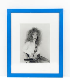 Sin título (Andy Warhol con peluca rizada, sentado, de la serie «Altered Image»)