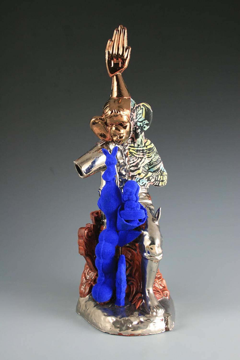 Paul McMullan Still-Life Sculpture – "Goldene Hand", Contemporary Steingut-Skulptur mit Beflockung und Lüster