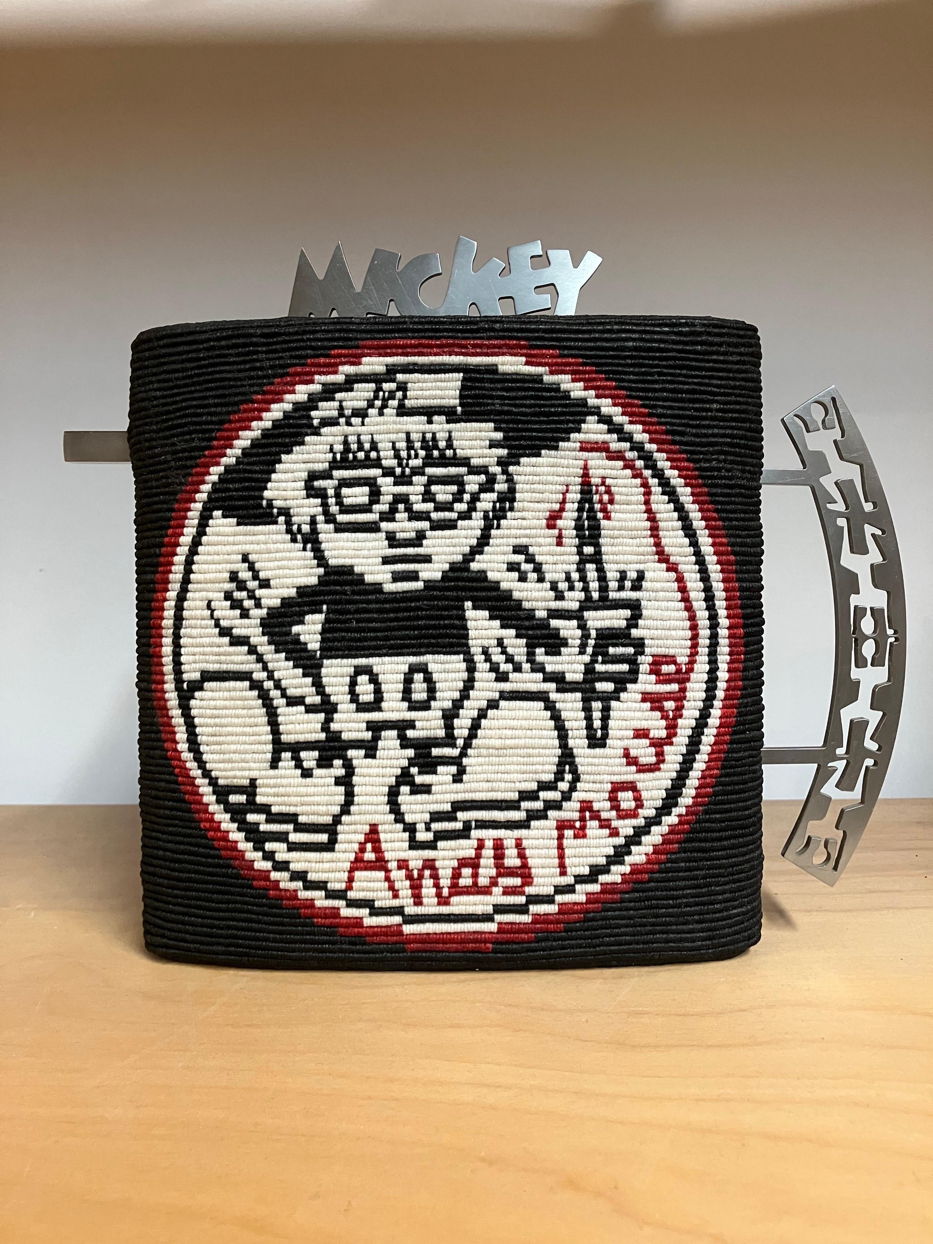 Théière Mickey Mouse / Warhol-Haring I, Kate Anderson, 2006, lin ciré noué en vente 10