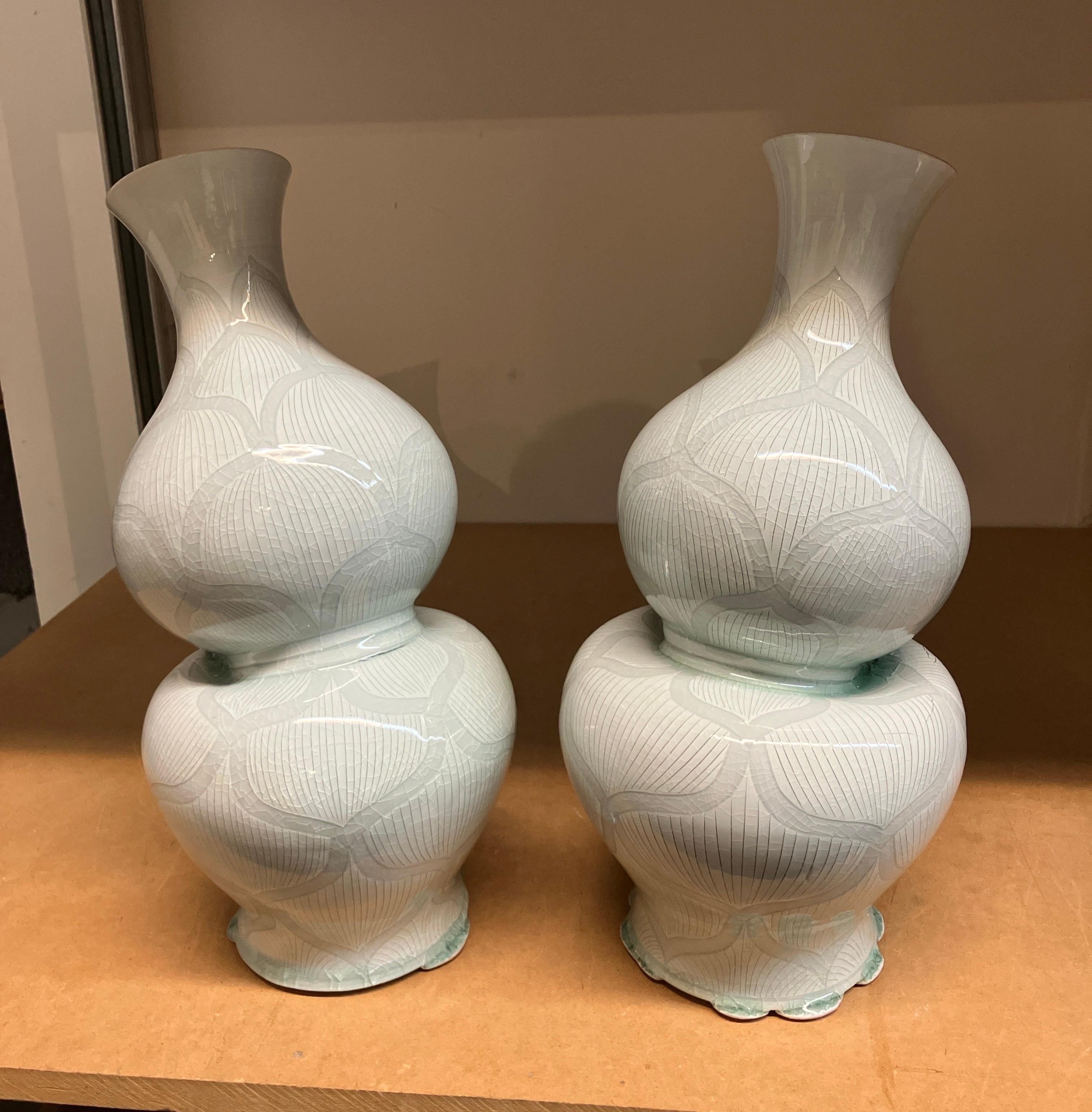 Paire de vases gourde à motif lotus, Steven Young Lee, 2016, céramique émaillée en vente 2