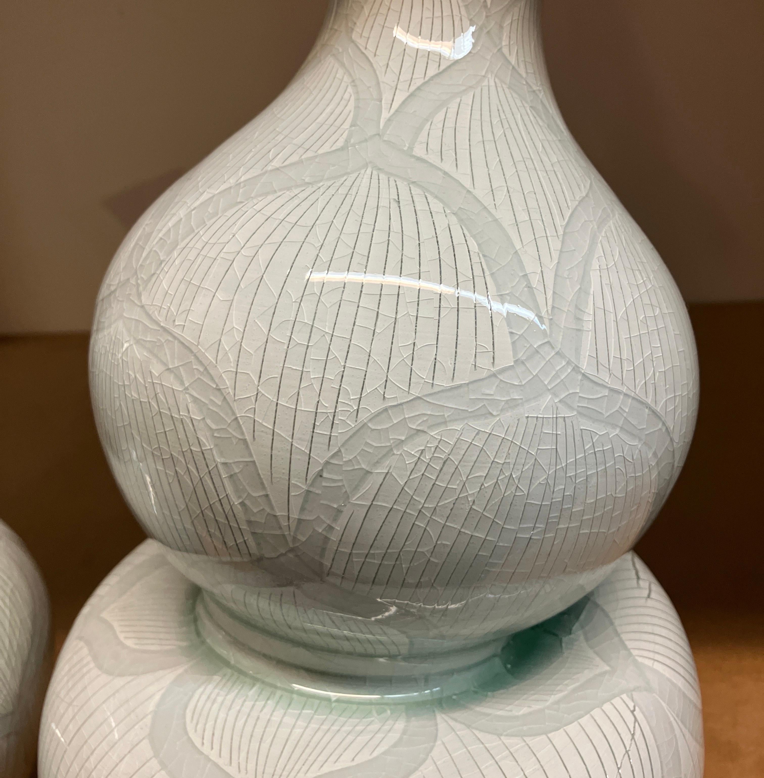 Paire de vases gourde à motif lotus, Steven Young Lee, 2016, céramique émaillée en vente 3