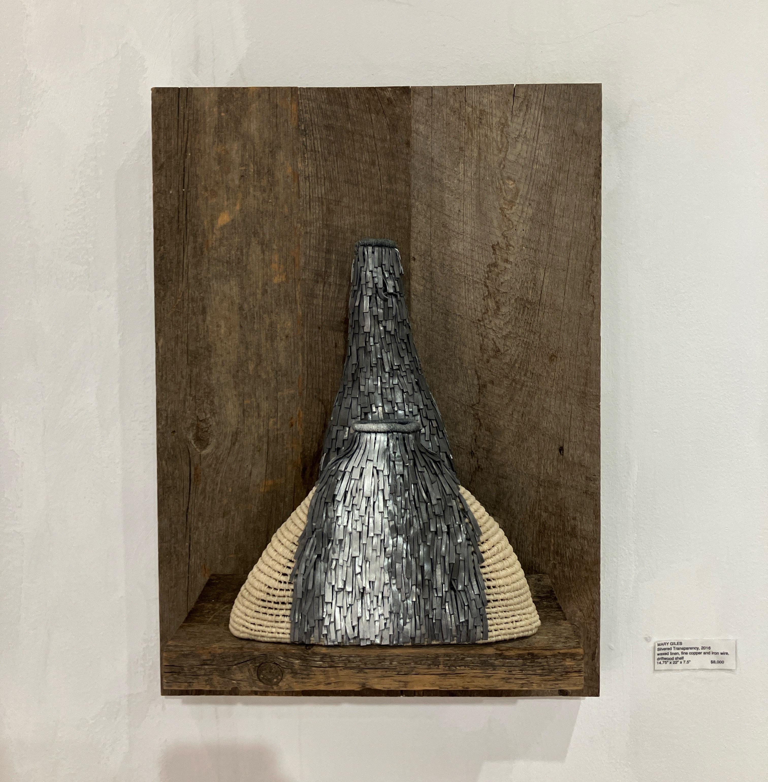 « Transparence argentée », sculpture de techniques mixtes, lin ciré, bois de récupération - Contemporain Sculpture par Mary Giles