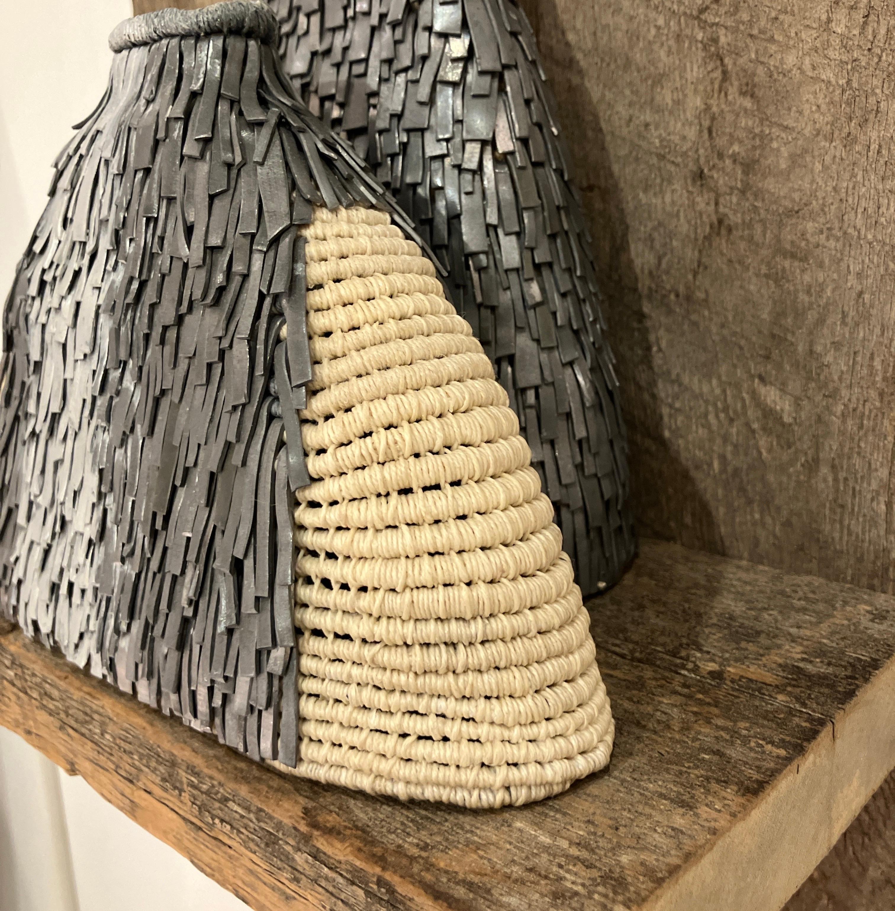 « Transparence argentée », sculpture de techniques mixtes, lin ciré, bois de récupération en vente 2
