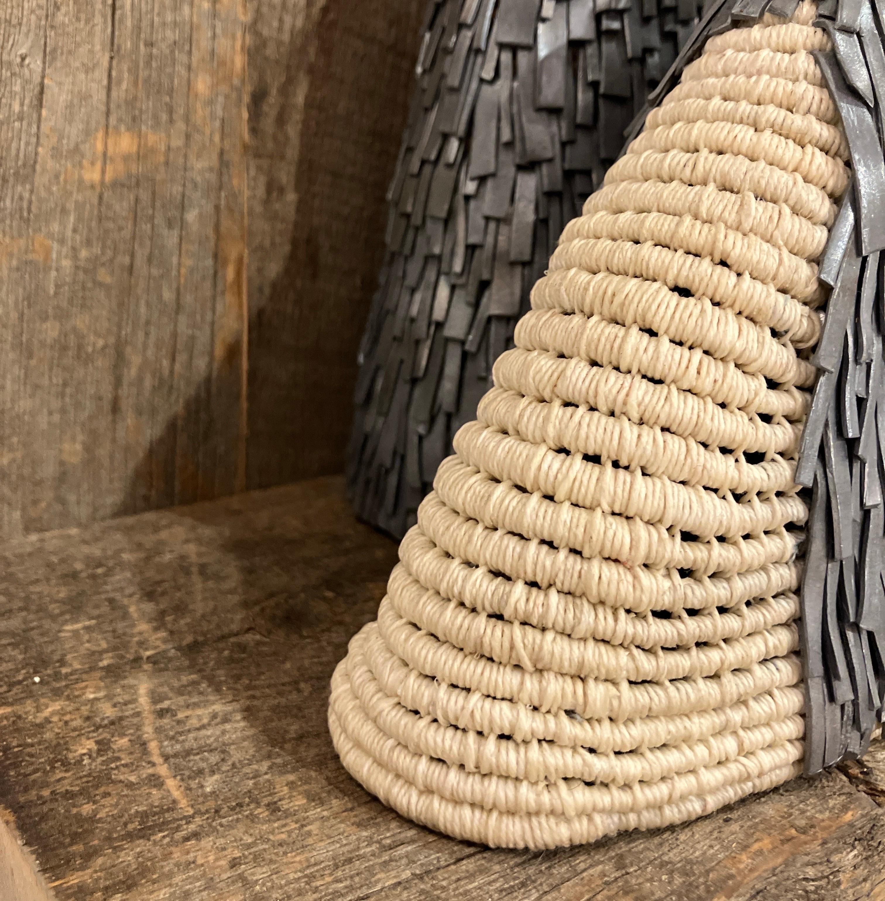 « Transparence argentée », sculpture de techniques mixtes, lin ciré, bois de récupération en vente 4
