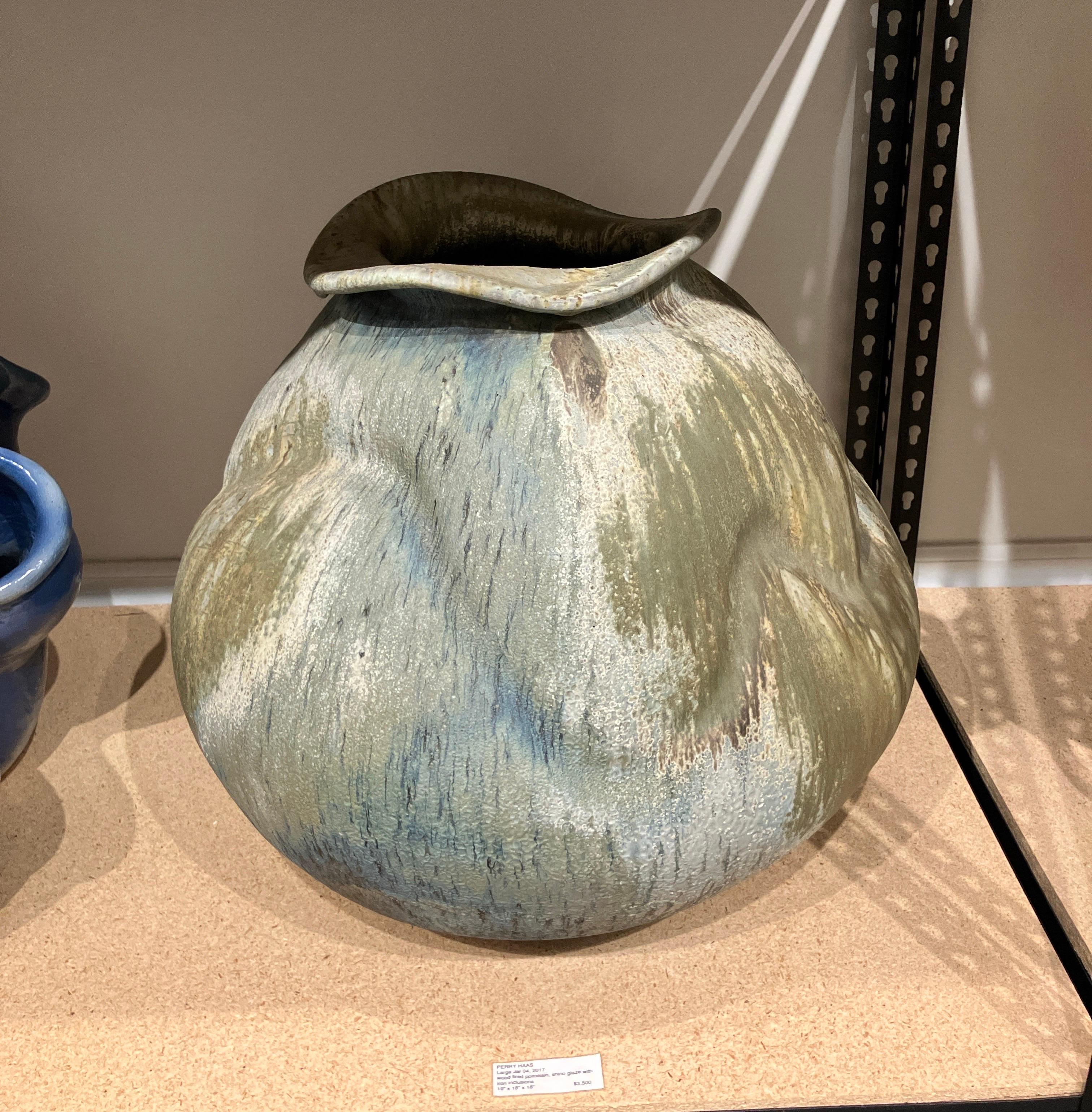 Perry Haas est un artiste céramiste qui fabrique des poteries fonctionnelles et se concentre sur les techniques de cuisson au bois. S'inspirant de son amour pour les surfaces céramiques cuites au feu de bois, Perry cherche à anticiper la manière