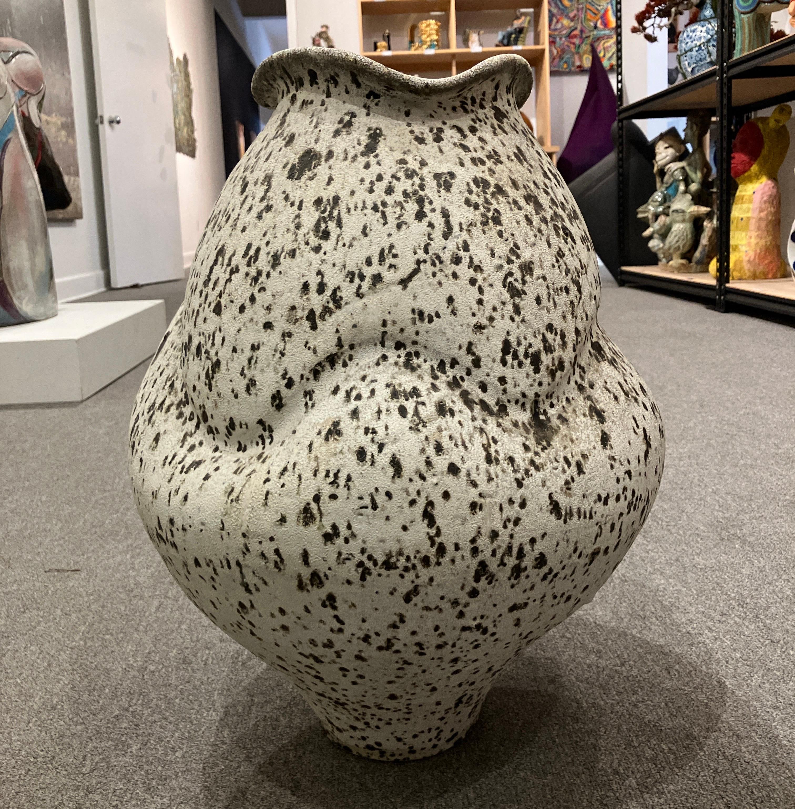Perry Haas est un artiste céramiste qui fabrique des poteries fonctionnelles et se concentre sur les techniques de cuisson au bois. S'inspirant de son amour pour les surfaces céramiques cuites au feu de bois, Perry cherche à anticiper la manière