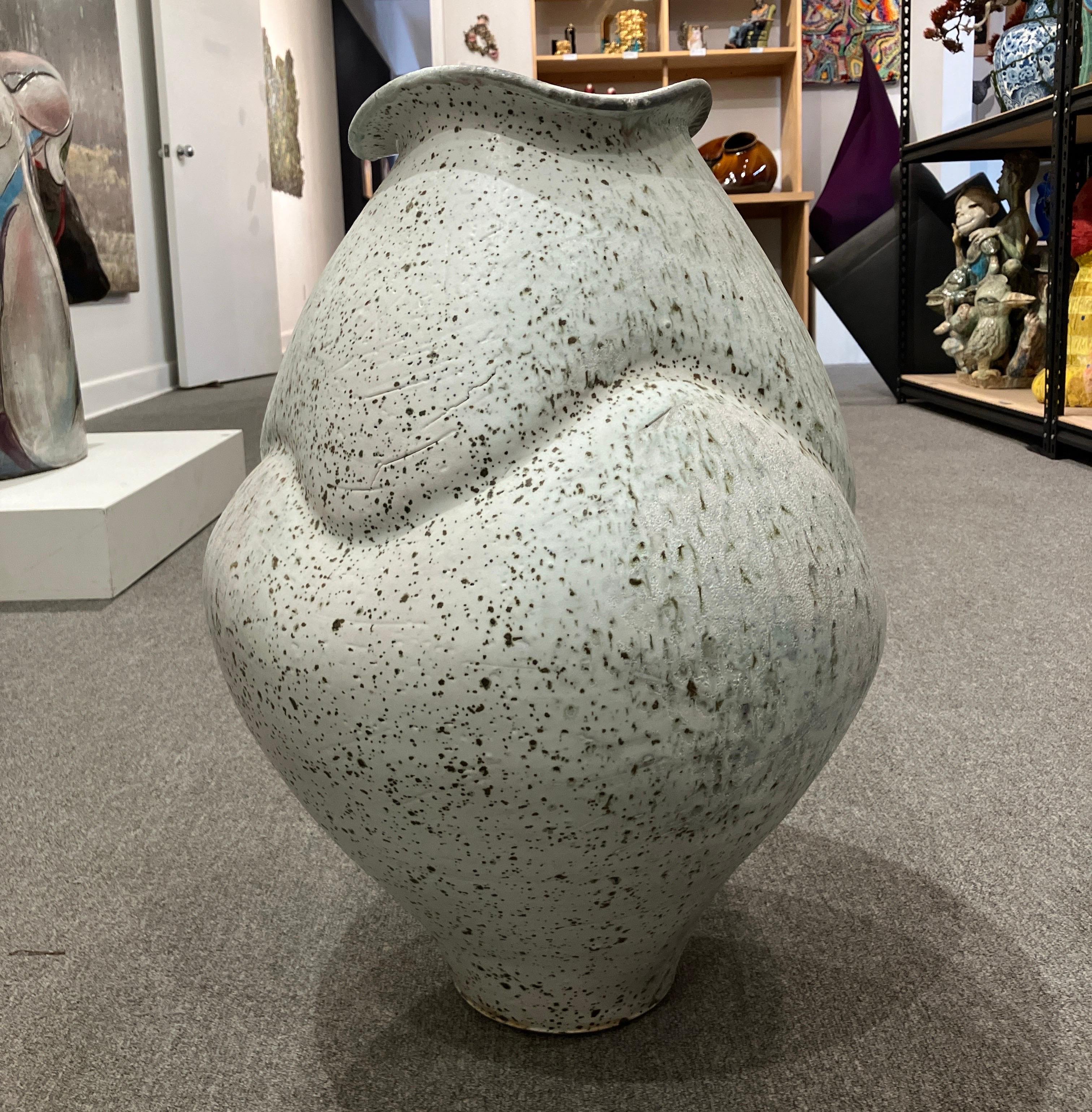 Perry Haas est un artiste céramiste qui fabrique des poteries fonctionnelles et se concentre sur les techniques de cuisson au bois. S'inspirant de son amour pour les surfaces céramiques cuites au feu de bois, Perry cherche à anticiper la manière