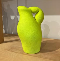 Brocca gialla, Maxwell Mustardo, 2023, Gres con superficie plastica spruzzata