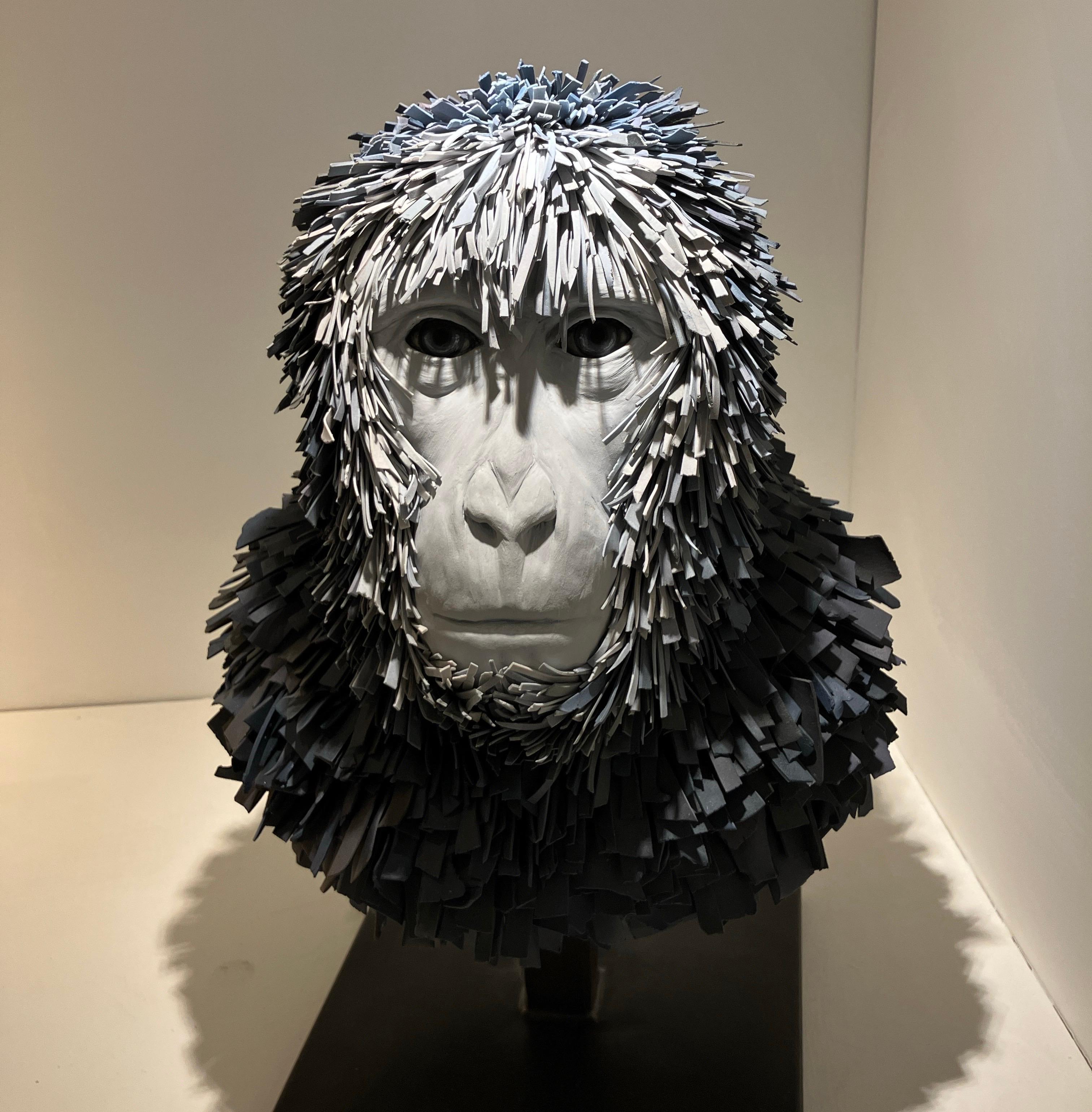 Manteau par Lindsay Pichaske, 2024, Sculpture figurative en porcelaine avec base en acier. en vente 3