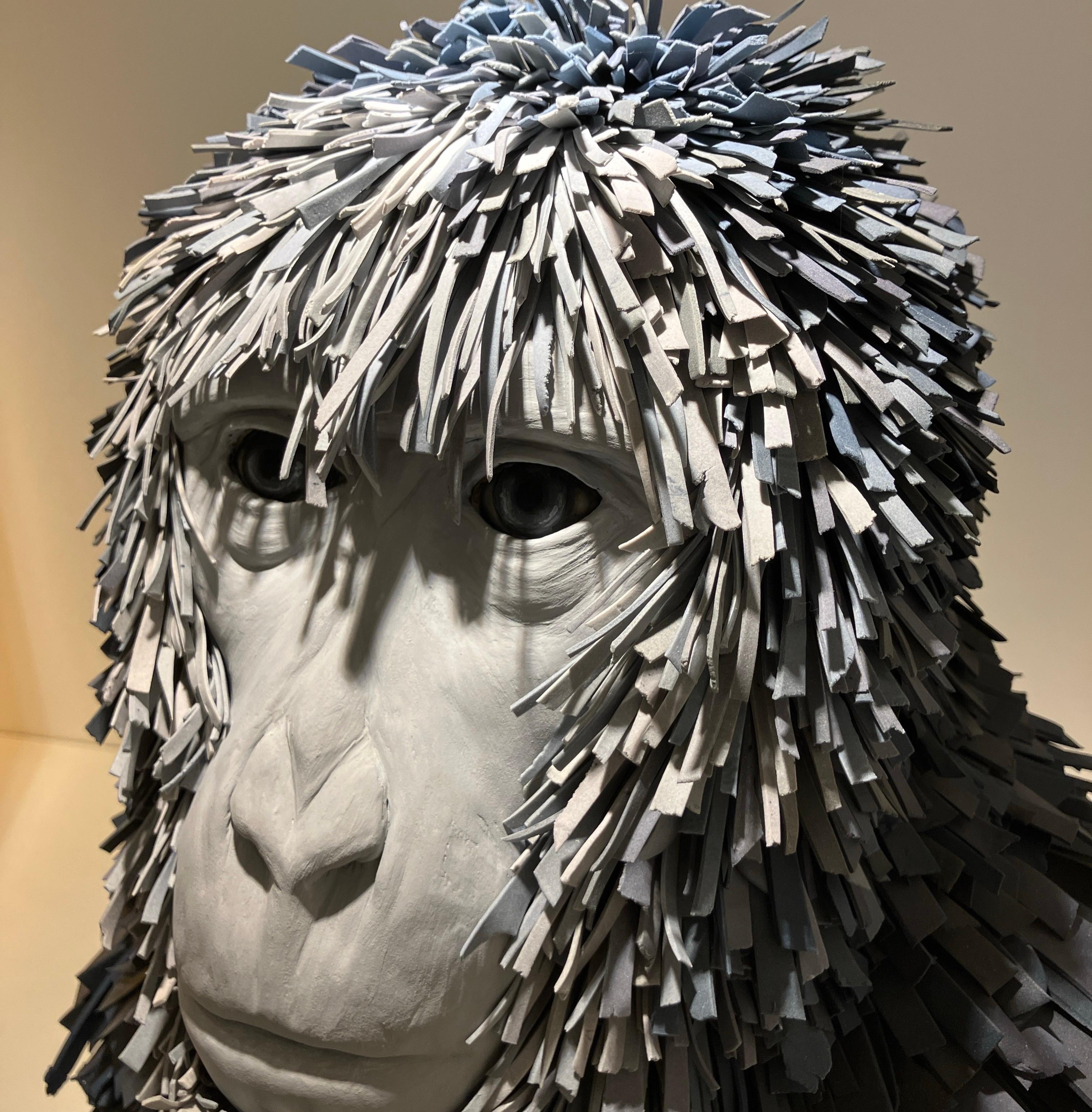 Manteau par Lindsay Pichaske, 2024, Sculpture figurative en porcelaine avec base en acier. en vente 4